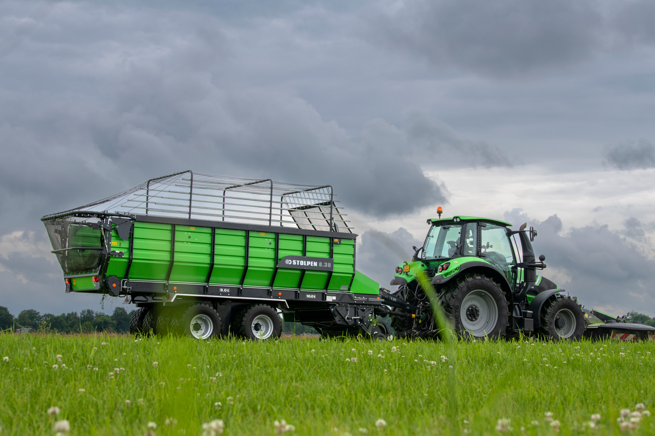 Op de foto Stolpen-opraapwagen 8.38. De Duitse machinefabrikant Stolpen levert vanaf 2025 een kleiner model in zijn serie opraapwagens: de 8.22. De 8.22 heeft een laag eigengewicht van 2.300 kg en daardoor geschikt voor ecologisch berm- en landschapsbeheer. – Foto: Mark Pasveer