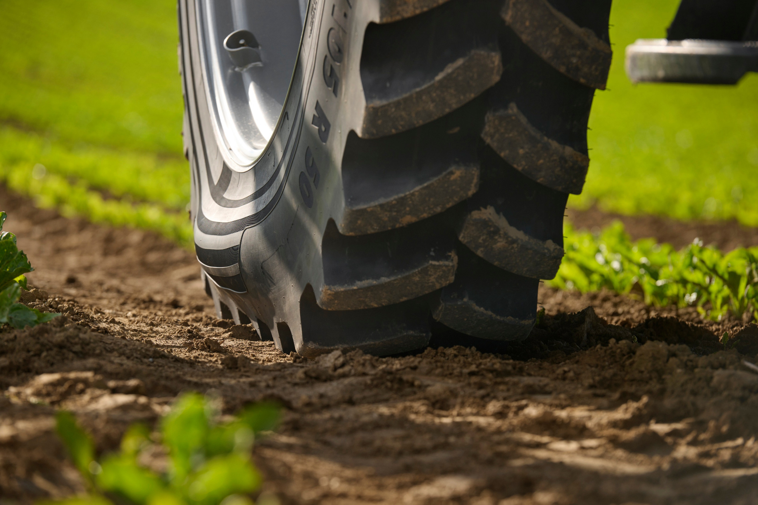 Bandenfabrikant Vredestein lanceert deze week een nieuwe bandenserie op vakbeurs Eima in het Italiaanse Bologna: Traxion Crop Care. Dat zijn VF-banden voor rijencultuur. – Foto's: Vredestein