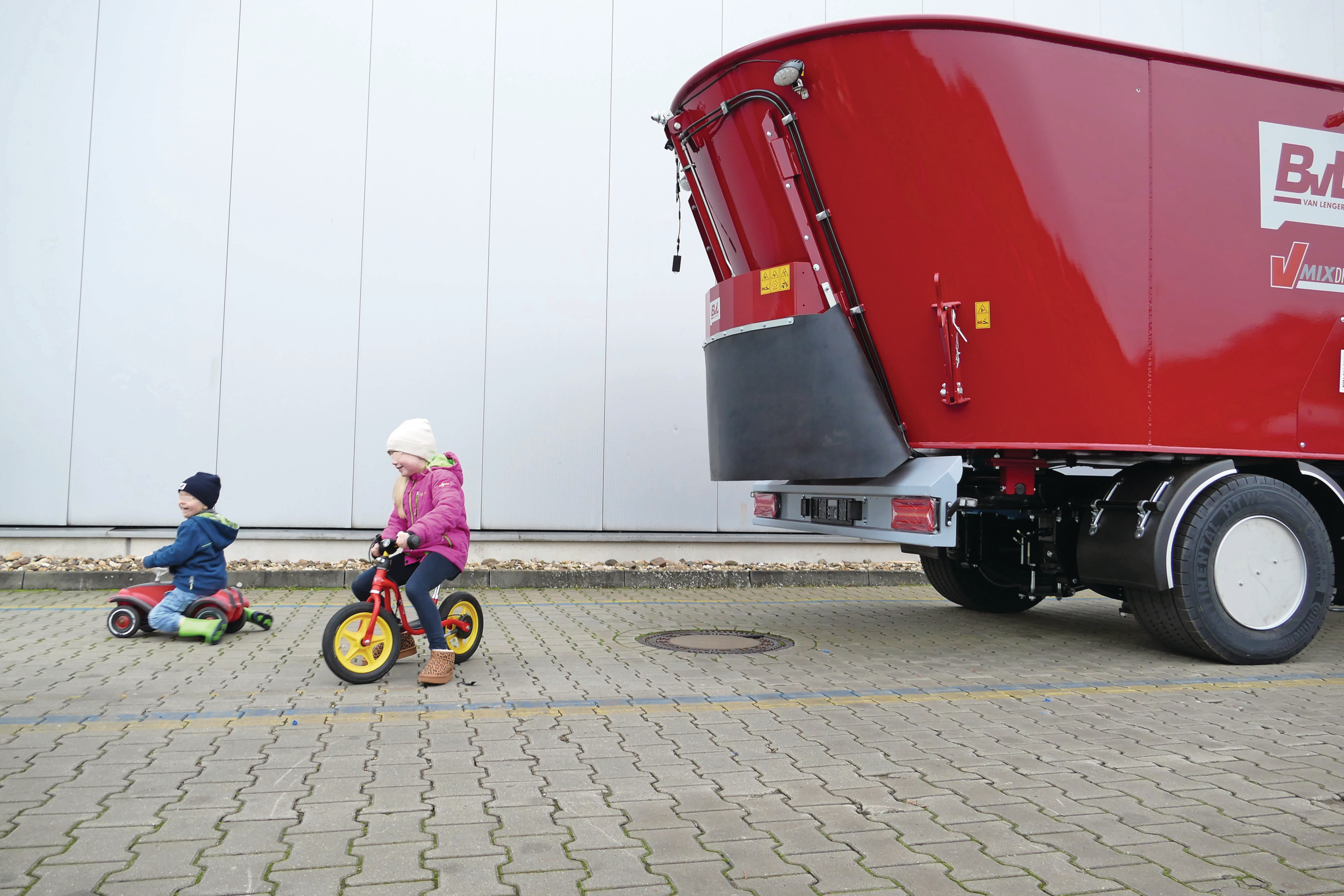 De AI-ondersteuning die in het achteruitrijcamerasysteem is gebouwd, herkent mensen en voorwerpen. Het systeem waarschuwt de chauffeur van de BvL-voermengwagen visueel of met een geluidje. – Foto’s: BvL