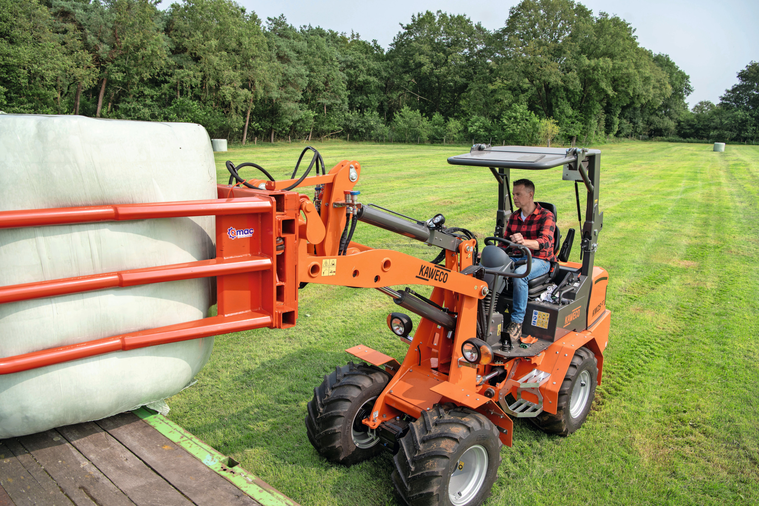 TREKKER-hoofdredacteur Bas van Hattum op een Kaweco-minishovel. Bas had er buikpijn van toen hij hoorde dat Kaweco ermee ophoudt. ‘Hoe kan zo’n oer-Hollands merk waarmee ik ben opgegroeid nu zomaar verdwijnen?’, vraagt hij zich af in zijn blog. – Foto: Mark Pasveer