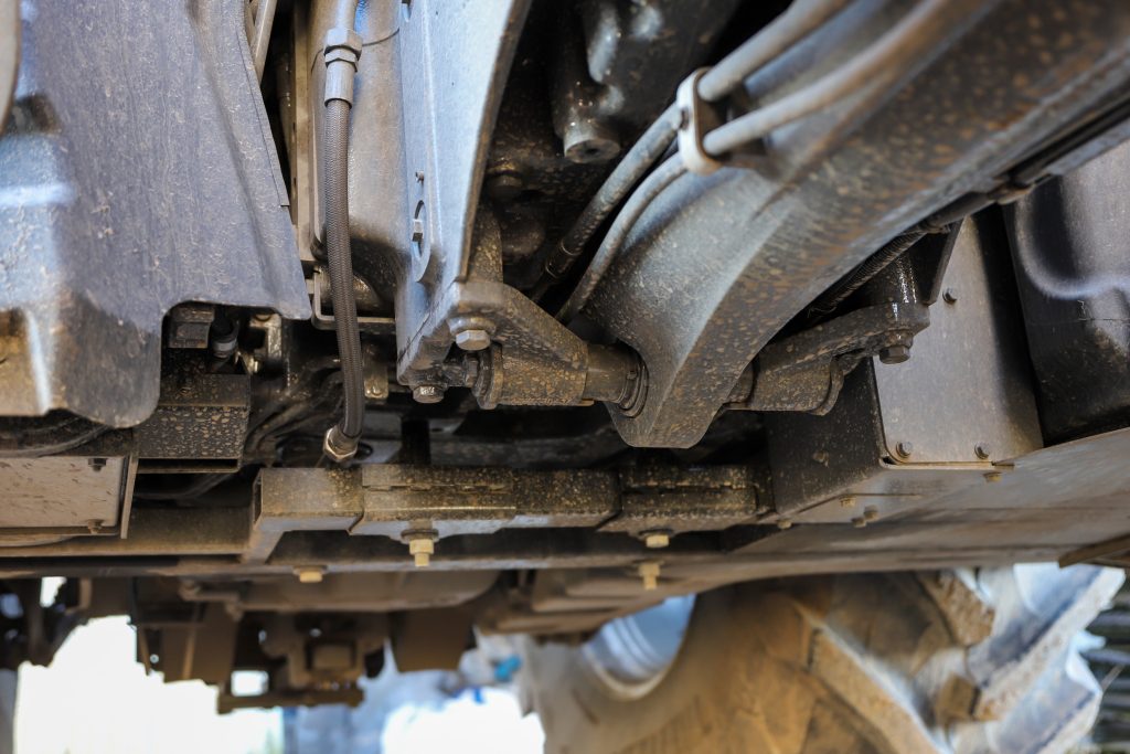 Voor dit kostenonderzoek hebben we klein onderhoud, zoals airco-onderhoud en doorsmeren, achterwege gelaten. Over dat laatste: de voorasophanging van bijvoorbeeld Massey Ferguson zou onderhoudsvrij moeten zijn – die zijn permanent gesmeerd. – Foto: Bob Karsten/Tapio Vesterinen