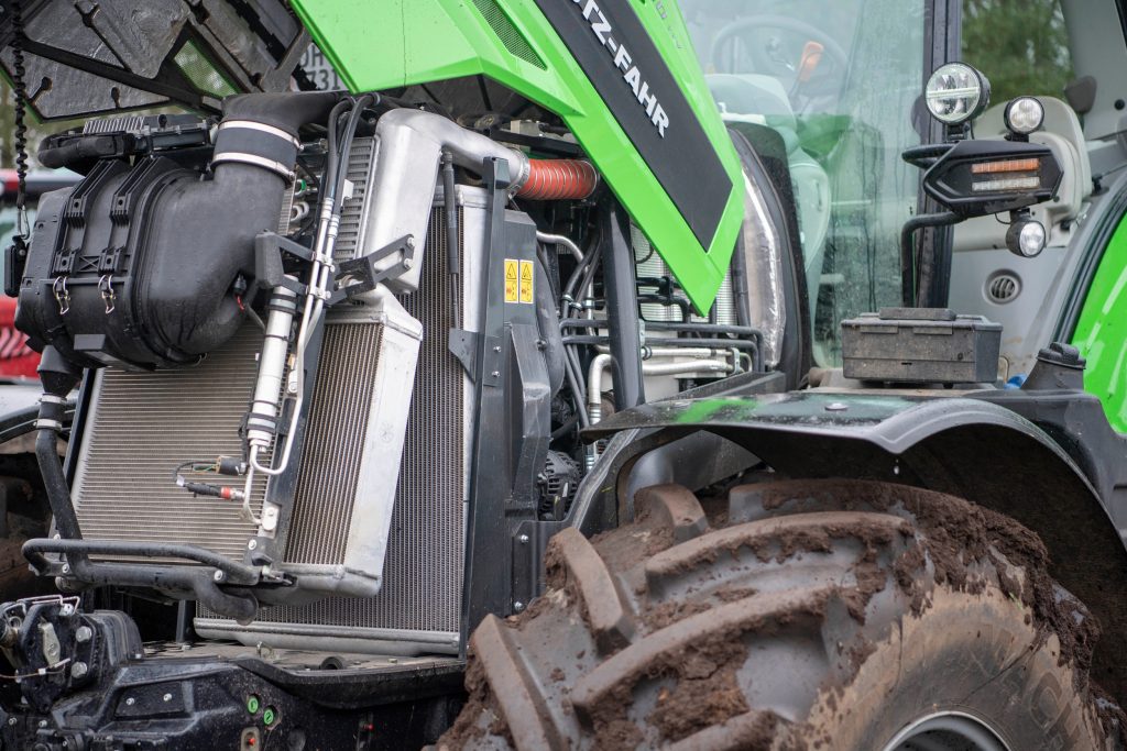 Alle fabrikanten adviseren om dagelijks de radiator schoon te blazen. De radiator in de Deutz-Fahr opent fijn, zodat er ruimte is om het luchtpistool erop te zetten. – Foto: Bob Karsten/Tapio Vesterinen