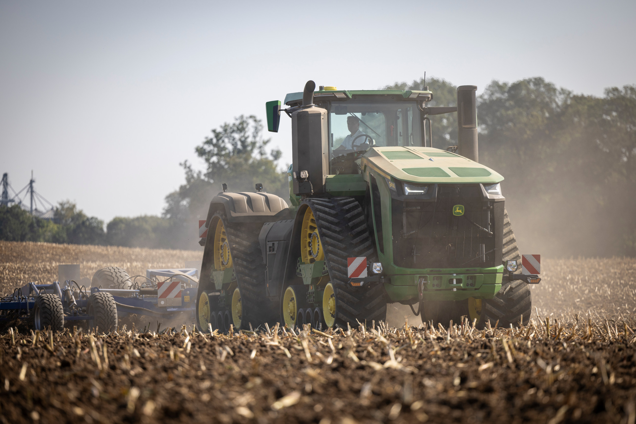 De John Deere 9RX 830, met een maximaal motorvermogen van 913 pk, is de sterkste trekker die de Amerikaanse machinefabrikant ooit heeft gebouwd. Alles is overigens groot aan deze kniktrekker. Tijd voor een proefrit. – Foto’s: John Christensen