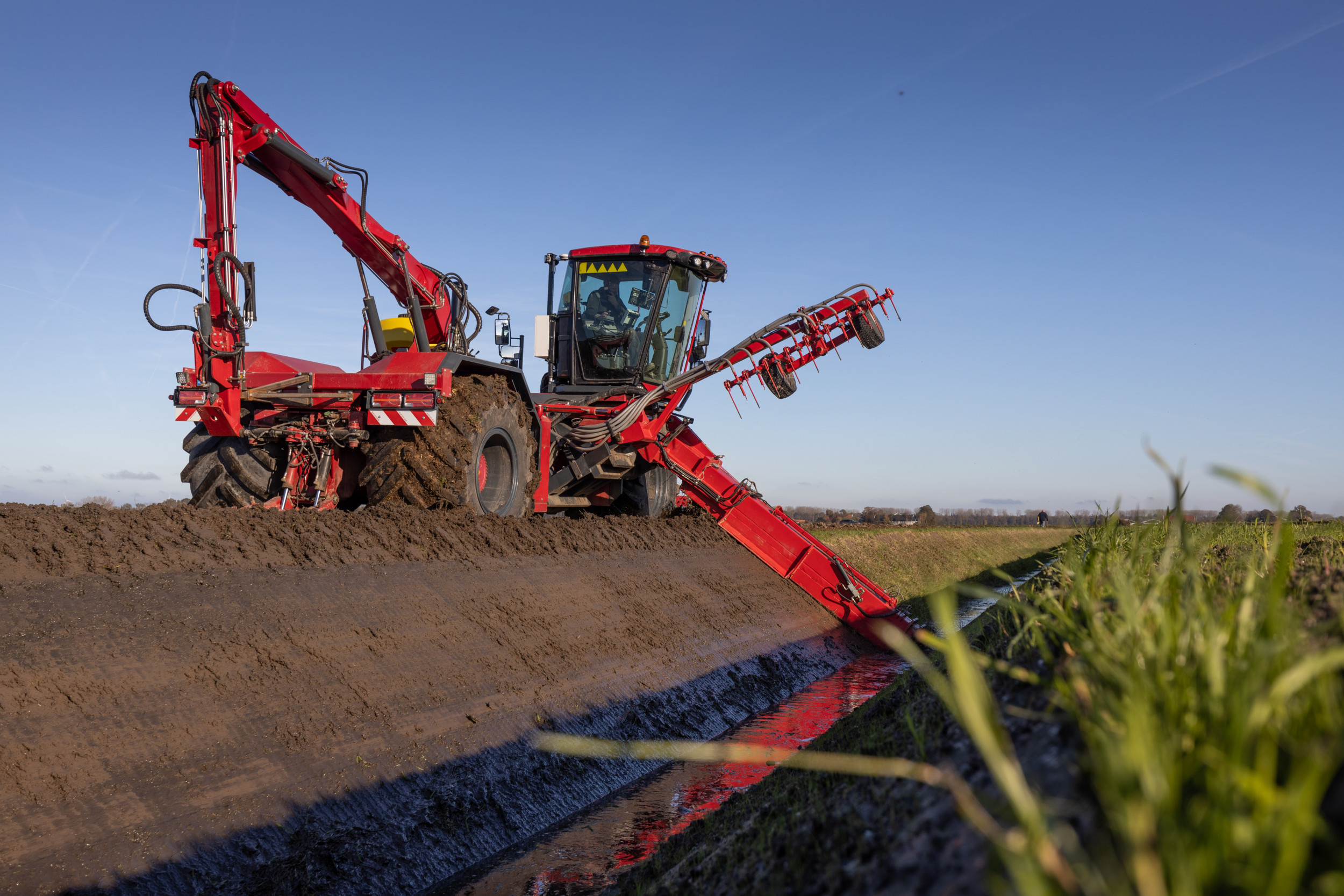 Sleutelaar Rob van Steen vond in Denemarken een Vredo VT4546 met mestoplegger uit 2015. Met verschillende onderdelen bouwde hij de machine om tot zelfrijder. De zelfrijder draaide afgelopen zomer naar tevredenheid. – Foto’s: Bob Karsten