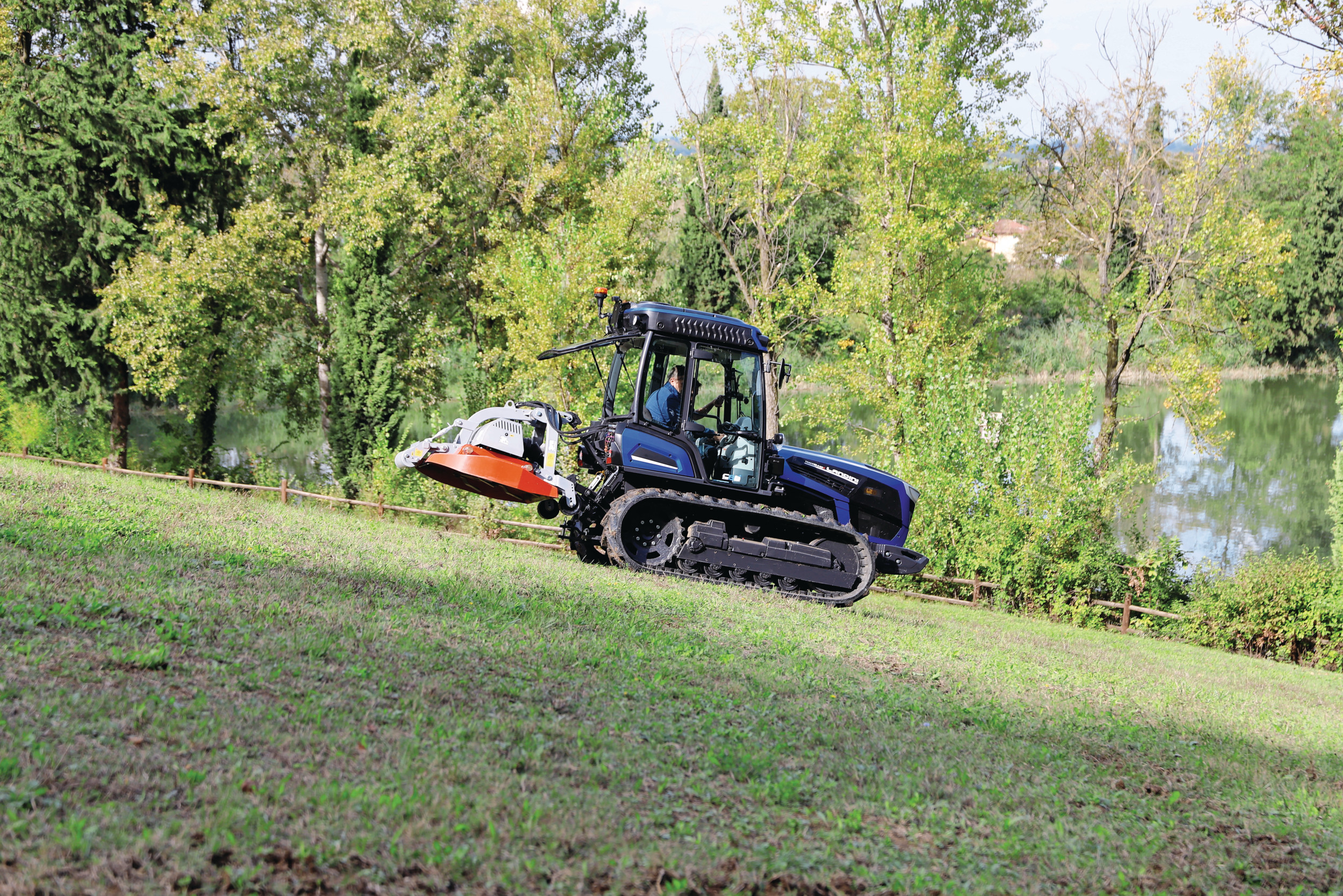 De Landini-serie Trekker4 is nu uit te rusten met nieuw ontwikkelde rubberen tracks met een trekkerband-nokkenpatroon. In Nederland zijn rupstrekkers een rariteit. Boeren elders in Europa hebben echter soms te maken met steile hellingen en dan zijn tracks zoals op deze Trekker 4.120 stabieler. – Foto’s: Per Magne Tøsse