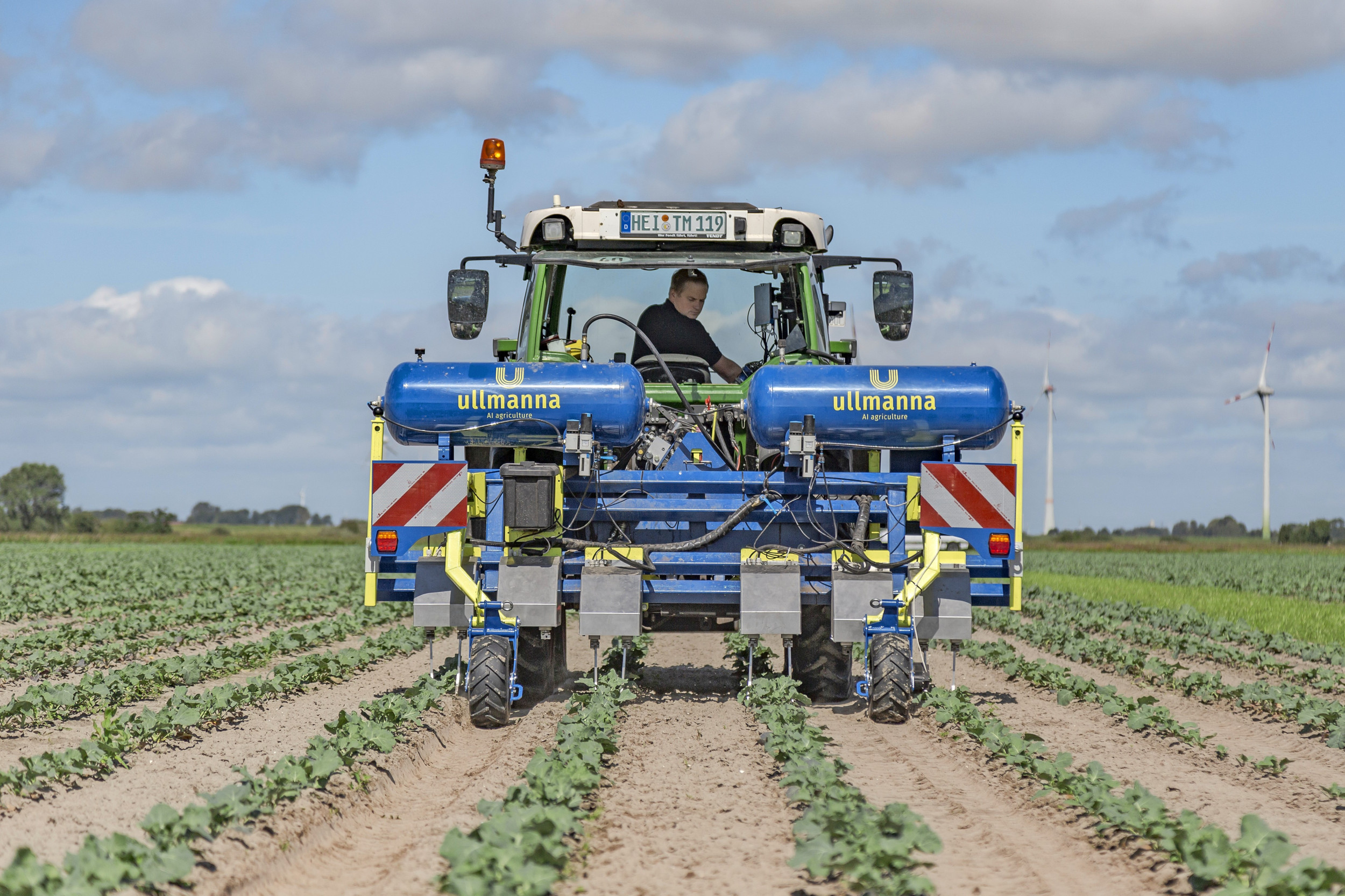 De Newman-intra-rij-schoffelmachine van de Tsjechische fabrikant Ullmanna werkt met camera's en onkruidherkenningstechniek. Daarmee kan de machine ín de rijen schoffelen. Het Groningse Agri Bio-Solutions wordt importeur van de Ullmanna Newman-schoffels.- Foto's: Sönke Schulz