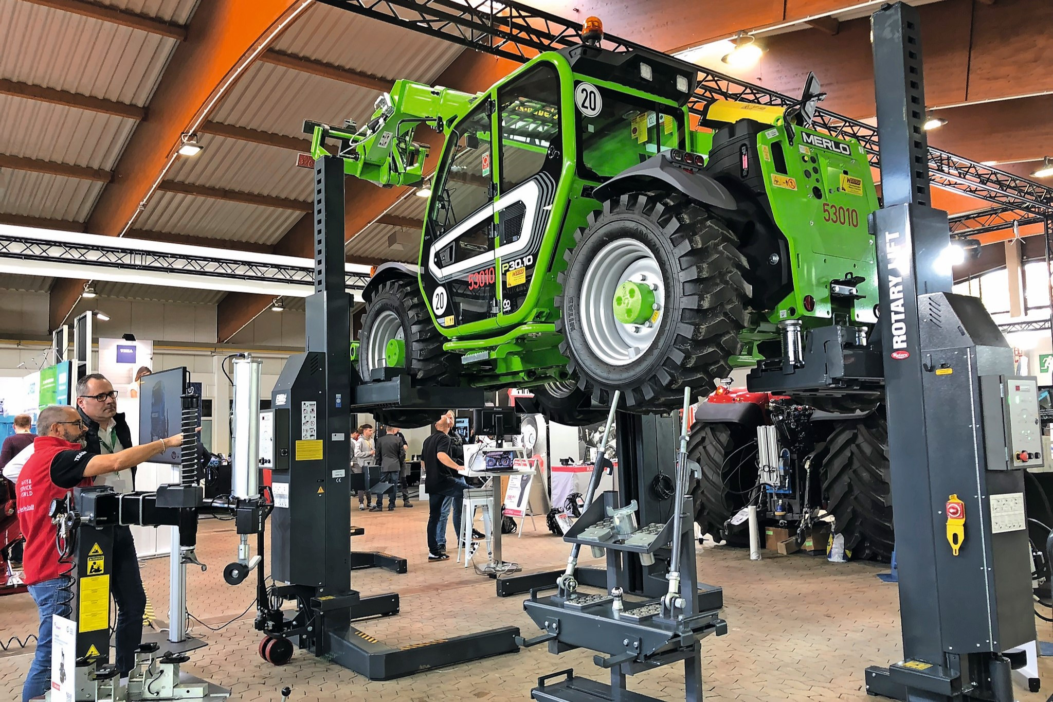 Op monteursbeurs Parts & Service World in Kassel (D.) tonen zowel het merk Blitz (foto) als Maha hefbruggen met speciale adapters om trekkers, verreikers en shovels te kunnen optillen. Op de foto zie je een drie-set type Blitz S2 8,2, die per stuk 8,2 ton kan tillen. Setprijs bedraagt grofweg € 19.900. – Foto’s: Bas van Hattum