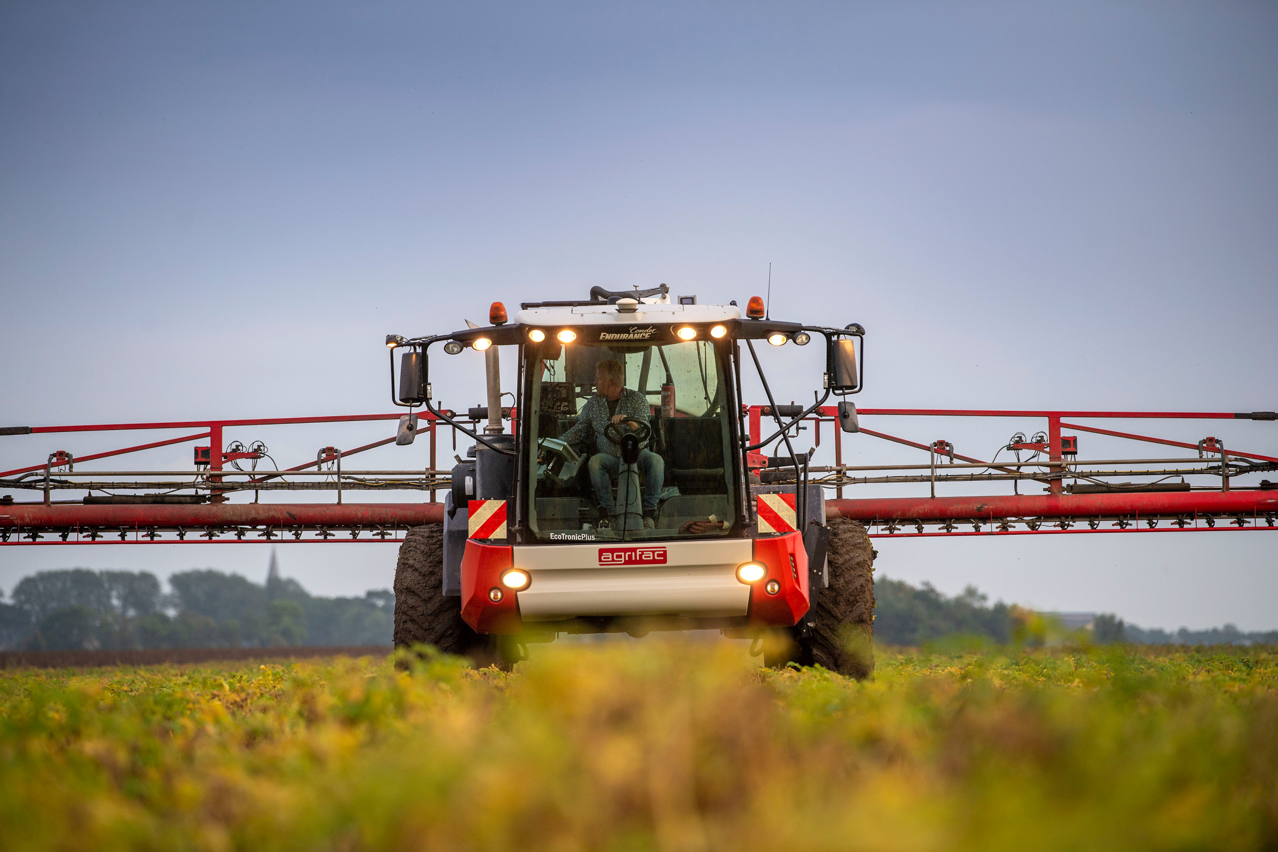 Gebruikte spuitmachines zijn in veel gevallen moeilijke handel, maar een gebruikte Agrifac Condor is goed te verkopen. Mits de uitvoering past bij de wensen van de klant. Werkbreedte en tankinhoud moeten passen bij de situatie op het bedrijf. Voor een technisch in goede staat verkerende Agrifac Condor geldt dat de vraag groter is dan het aanbod. – Foto: Mark Pasveer