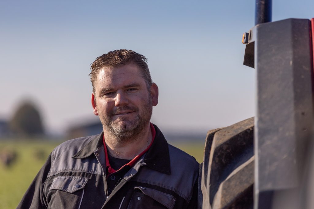 Rob van Steen uit Bant (Fl.) heeft een akkerbouw- en loonbedrijf. Naast het herprofileren van slootkanten is hij gespecialiseerd in egaliseren en gewasbescherming.