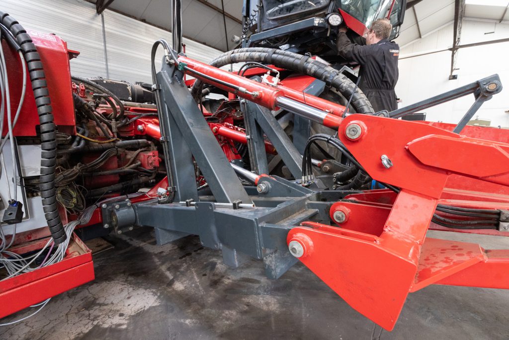 De machine is omgebouwd in de werkplaats van machinebouwer Cris Schilder in Ens (Fl.). De vijzel, die voorheen achter een trekker hing, is aan het frame van de Vredo gebouwd.