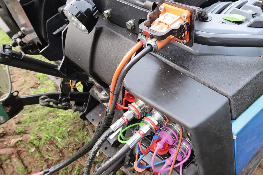 De trekker heeft aan de achterzijde een 48 volt stekker voor de aandrijving van elektrische aangedreven werktuigen.