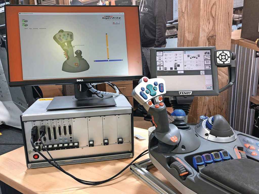 Op de stand van Ilgenfritz Mechatronics raak je onder de indruk van wat ze allemaal aan elektronica en dashboardmeters kunnen repareren. Zowel van nieuwe als oude trekkers als van alle denkbare (Isobus-)werktuigen. Er staat onder meer een Fendt-armleuningbediening met terminal. Via een zelfontwikkelde testkast kunnen ze heel snel een diagnose maken van alle hendels, flippers, drukknoppen alsook de terminal, en zo op maat repareren inclusief een jaar garantie. Als je iets opstuurt, kun je vooraf de richtprijzen op de website inzien en de reparatievoortgang volgen. Wie zelf zaken bestelt, kan op de website instructiefilmpjes zien hoe je het installeert. Qua kosten: reken grofweg op de helft van gangbaar nieuw. Het bedrijf is in 2000 begonnen door een handige boer, Michael Ilgenfritz. Sinds 2023 nam de Fricke Group, ook eigenaar van Granit Parts, een aandeel in dit bedrijf.