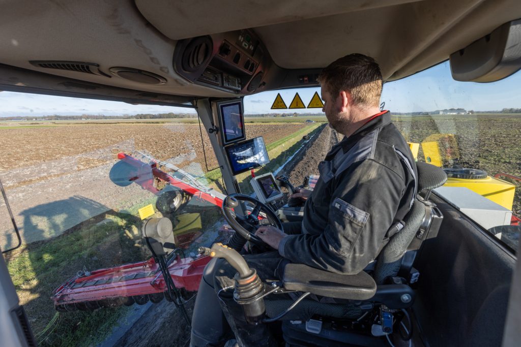 Tijdens het werk staat de cabine 90 graden gedraaid. Daardoor heeft Van Steen uitstekend zicht op de vijzel en zaaimachine. De machine stuurt automatisch met behulp van Trimble-gps.