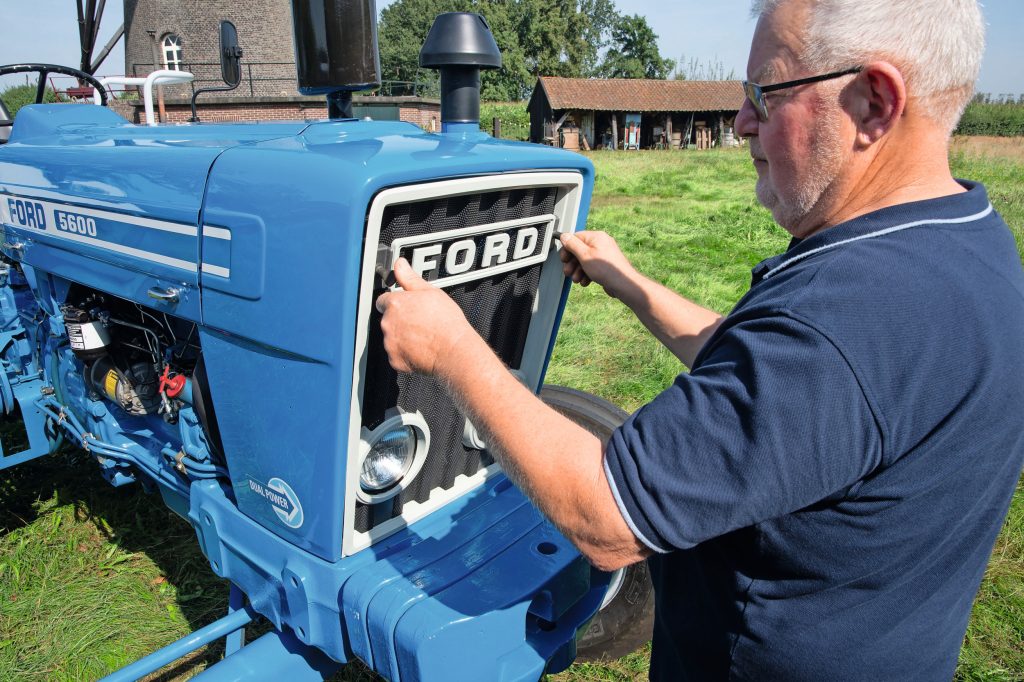 De grille van de 600-serie is nog helemaal het model van de eerdere 6Y-serie (Ford 4000 en 5000). Is ook uitneembaar om het luchtfilter en de radiateur te bereiken. Pas bij de 10-serie wijzigt Ford de neus drastisch.