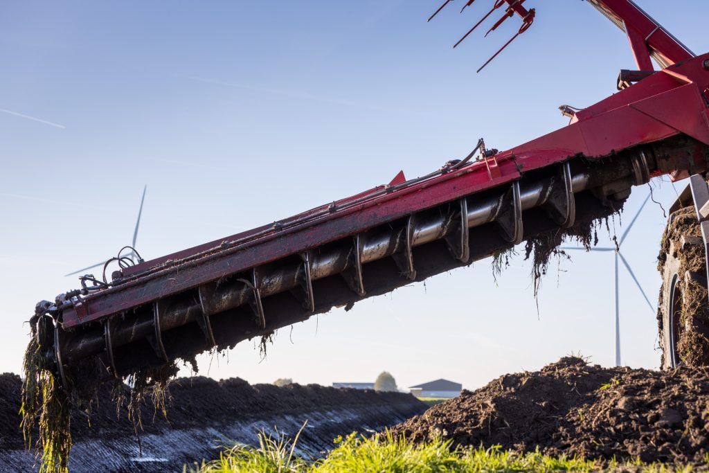 De vijzel is in feite een alternatief voor het gebruik van een rupskraan. Om een idee te geven: met een rupskraan kun je zo’n 80 meter per uur doen, terwijl Van Steen gemiddeld 225 meter doet.