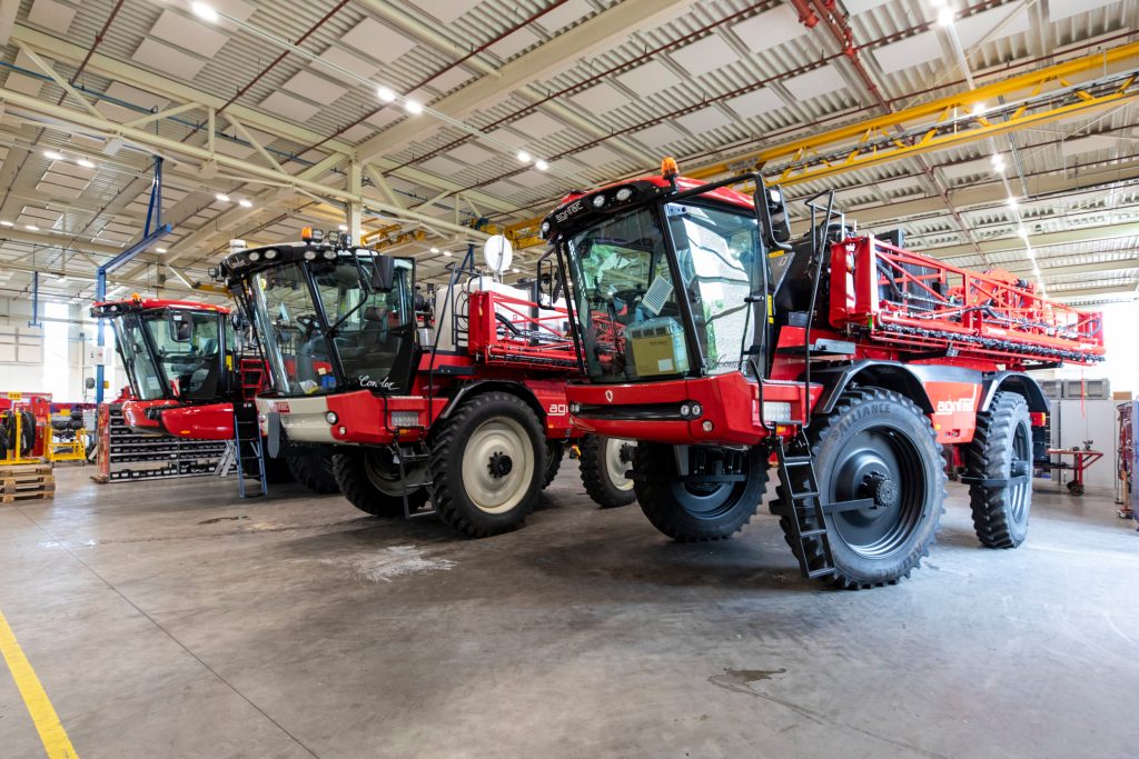 Agrifac haalt ze ook wel gebruikte Condors uit Engeland. Daar heeft de fabrikant een eigen verkooporganisatie die ook machines inruilt en die de historie van deze machines kent. Het zijn kandidaten voor een revisie in het Premium Proven-programma.- Foto: Anne van der Woude