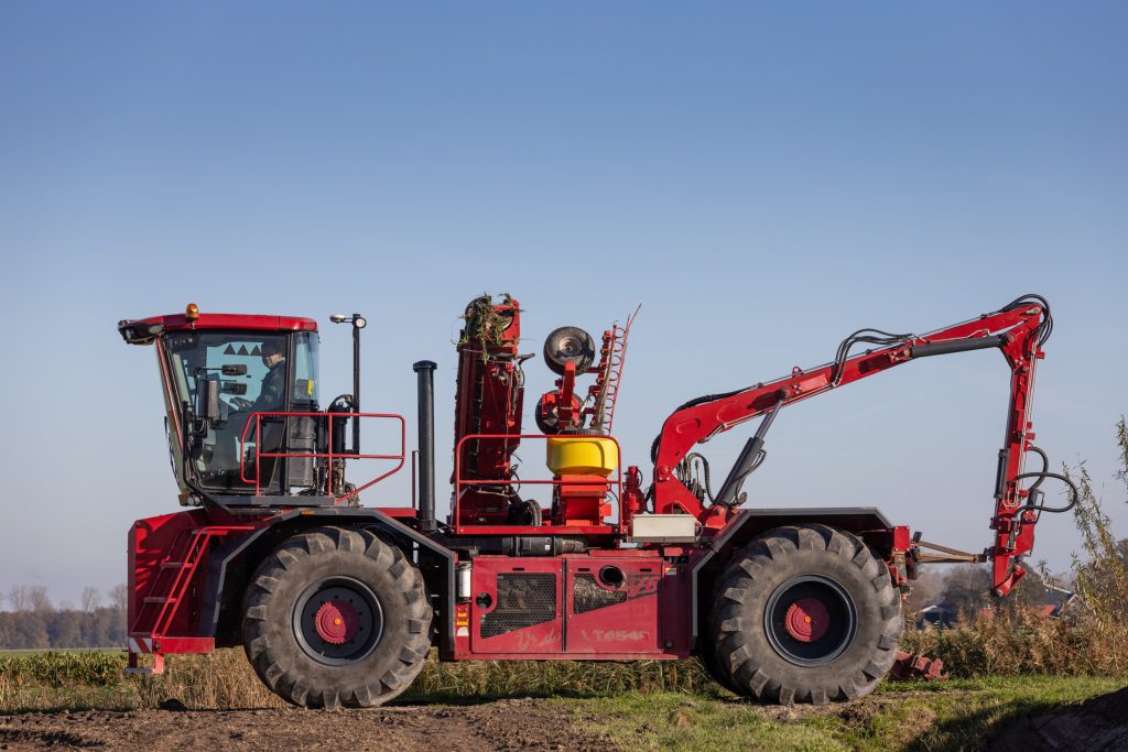 Voor het transport klappen de vijzel en zaaimachine helemaal achterover. De kraanarm hangt naar achter, en rust in een steun. En de cabine wijst dan naar voren. Met 40 km/u rijdt Van Steen door z’n werkgebied van Lemmer tot achter Almere.