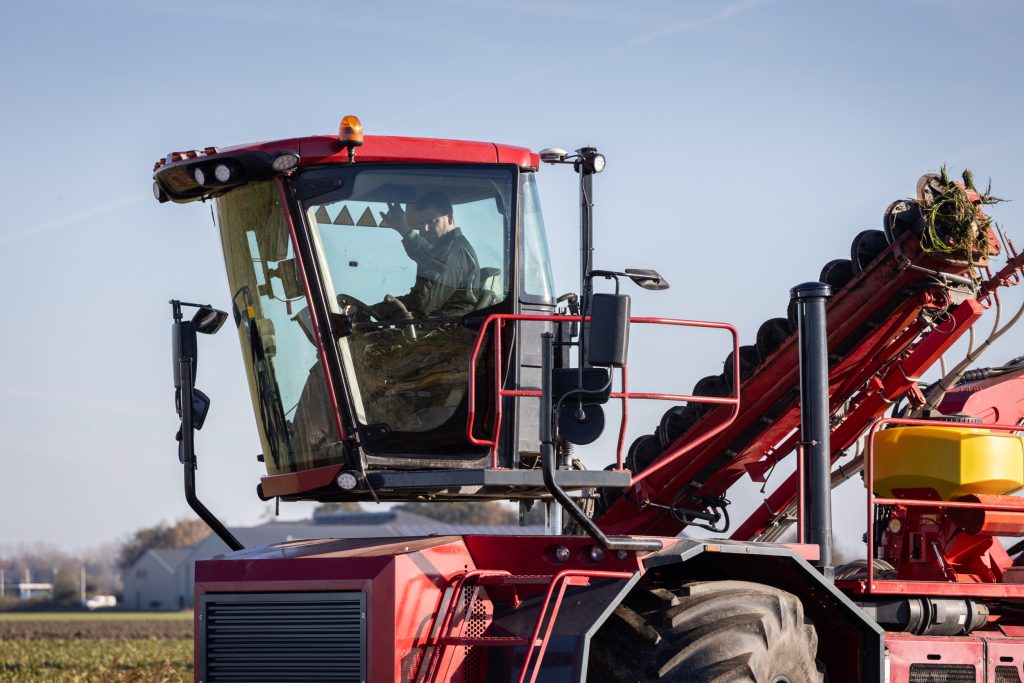 Van Steen kocht al eens een draaiframe van een Claas Xerion-systeemtrekker bij een Duitse sloper. Daar is de originele Vredo-cabine nu aangebouwd.