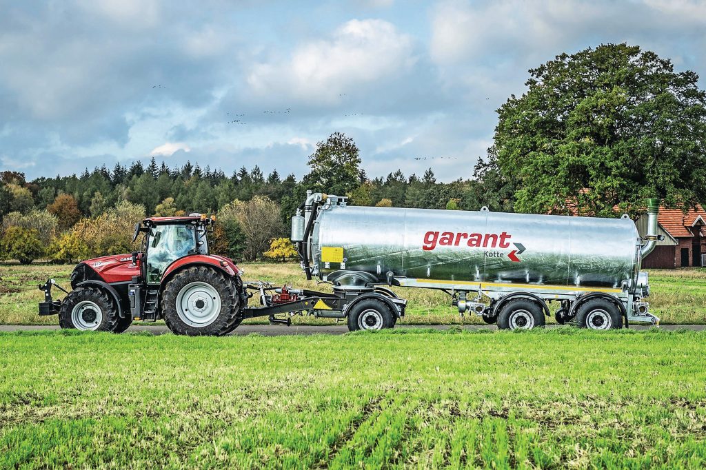 Een voorbeeld van een autonome aanhanger met oplegdruk, zoals meerdere merken die bouwen. Het draaipunt tussen schamel en volgwagen zit vóór de eerste as.