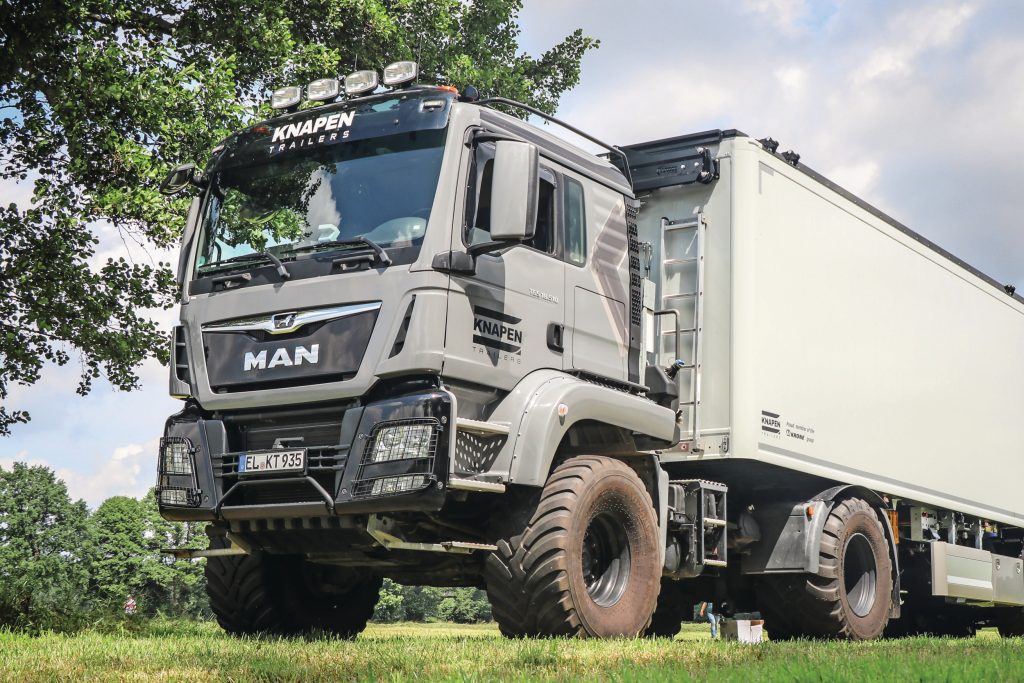 Een agrotruck is ook een landbouwvoertuig en kent dus volgens de EU-wetgeving geen oplegdruk, net zoals een dolly. Daarmee zijn deze voertuigen in Nederland en België dus niet op kenteken te krijgen.