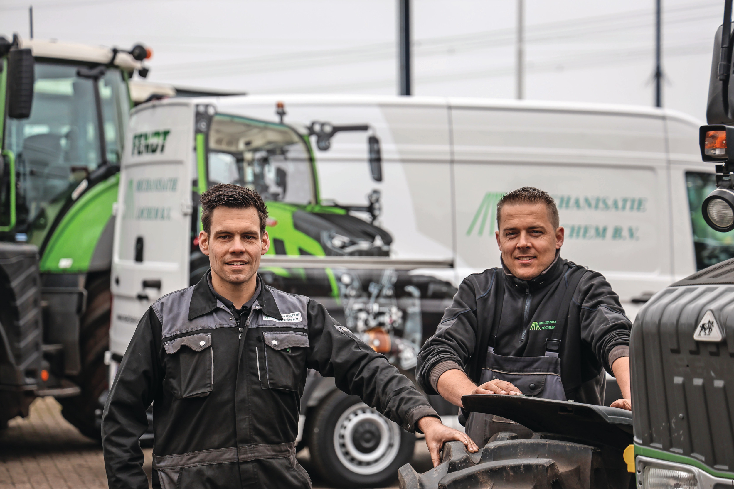 Alle acht monteurs bij Mechanisatie Lochem dachten mee over de aanschaf en inrichting van de nieuwe servicebussen. Monteurs Bart en Mark staken opgeteld zo’n 500 uur in de afwerking van beide servicebussen. – Foto’s: Matthijs Verhagen