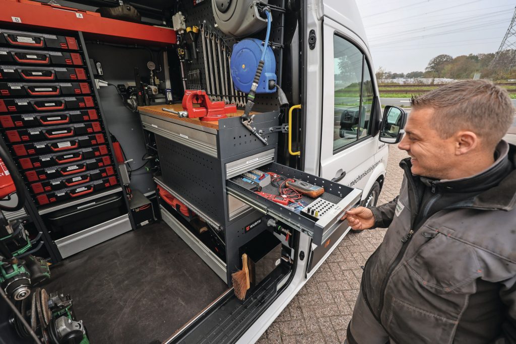 Nu een aggregaat niet nodig is, geeft dat extra ruimte voor diepe lades onder de werkbank. Zo kun je van buiten veel pakken, ook het elektrisch gereedschap dat links aan de deurpost hangt.