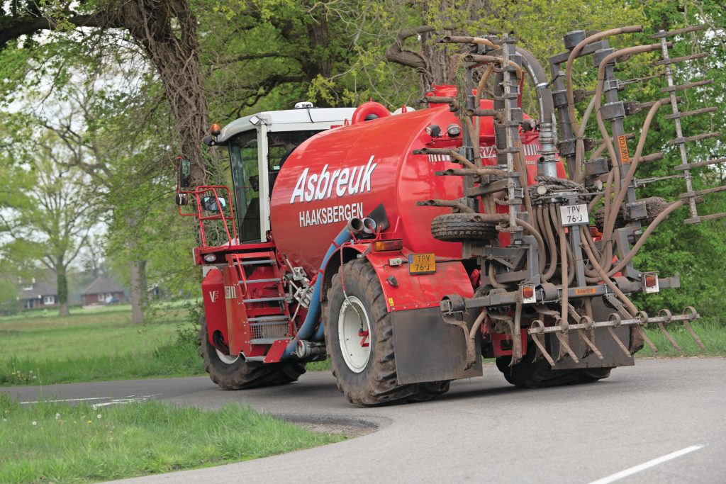 Als door een gedragen werktuig in de hefinrichting van een trekker of zelfrijder de kentekenplaat niet zichtbaar is, moet een witte volgplaat op het werktuig gemonteerd worden. Met deze combinatie mag je ‘gewoon’ 40 km/u rijden. – Foto: Michel Velderman