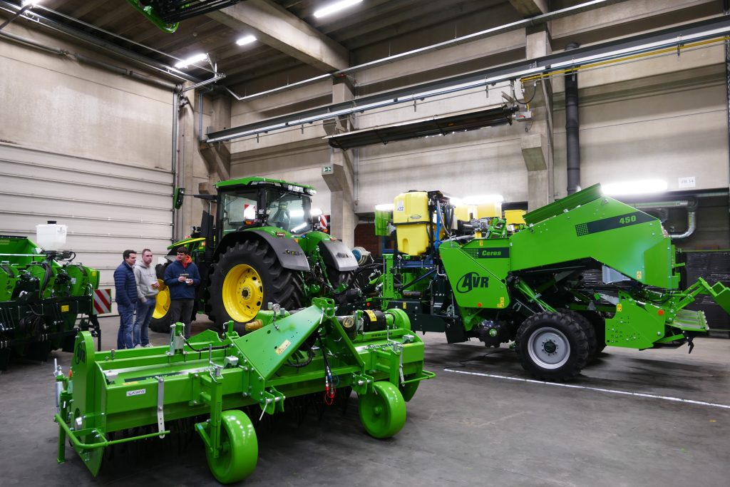 Behalve rooiers produceert de AVR-vestiging in het Belgische Roeselare ook pootmachines en frezen. Pootmachines kwamen in 2012 in het programma door de overname van Underhaug. De frezen hebben nog volop Rumptstad-DNA in hun genen.