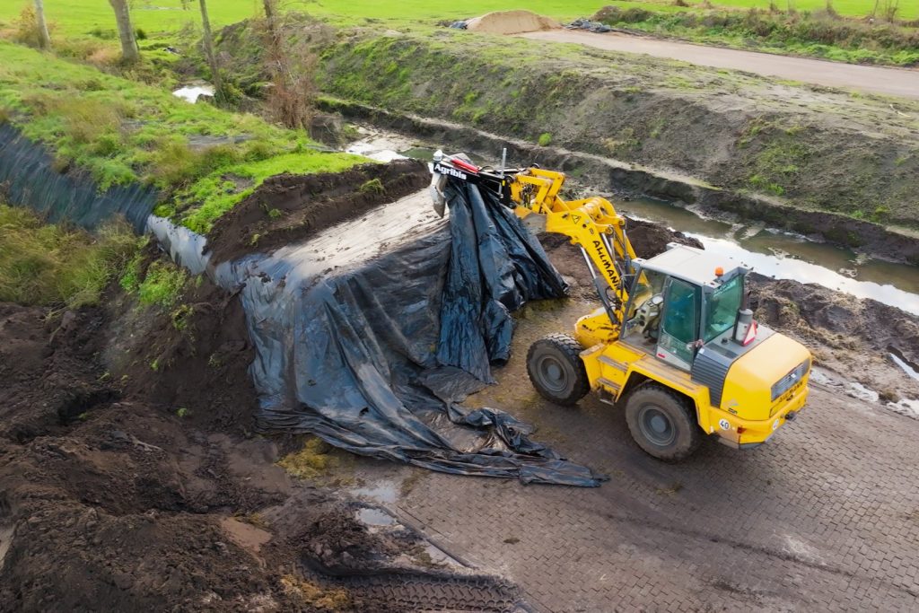 Met de Agribis XL300-kuilschuif trek je kuilfolie of een beschermkleed gemakkelijk naar voren of achteren. Het smalle frame van de schuif zorgt er volgens de fabrikant voor dat de folie of het kleed minder snel beschadigd raken.