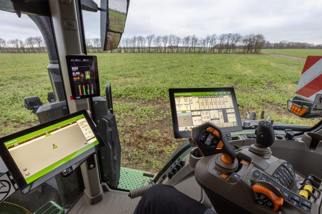 De cabine is voorzien van Gen5-beeldscherm(en) en een nieuw display in de A-stijl, die dienst doet als dashboard.