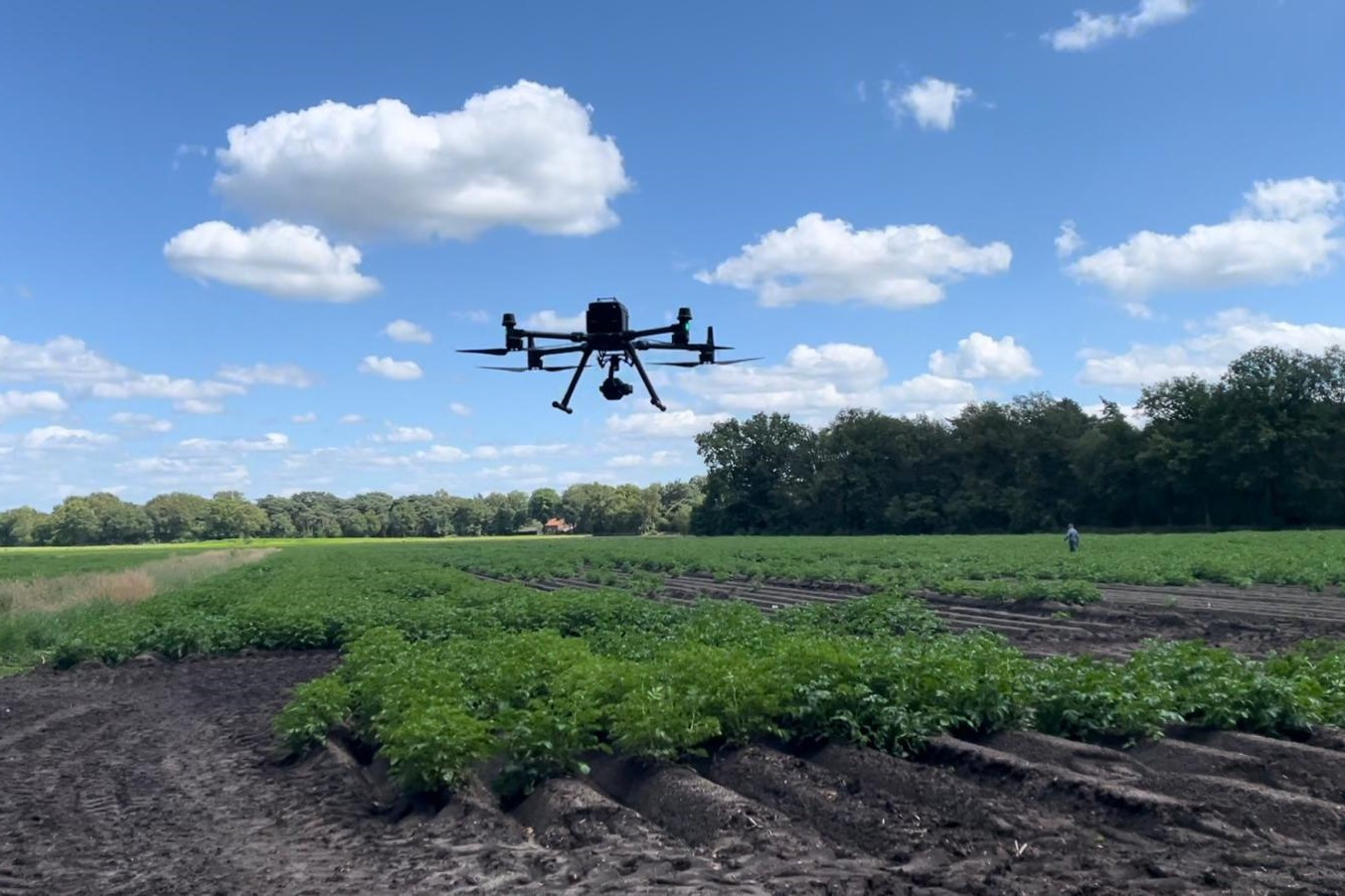 Mechan levert de Cropsaver-drone die onkruiden in beeld brengt in bijvoorbeeld een aardappelveld of grasland. De beelden worden vervolgens omgezet in een taakkaart, zodat de boer of loonwerker plaatsspecifiek kan spuiten. – Foto’s: Mechan