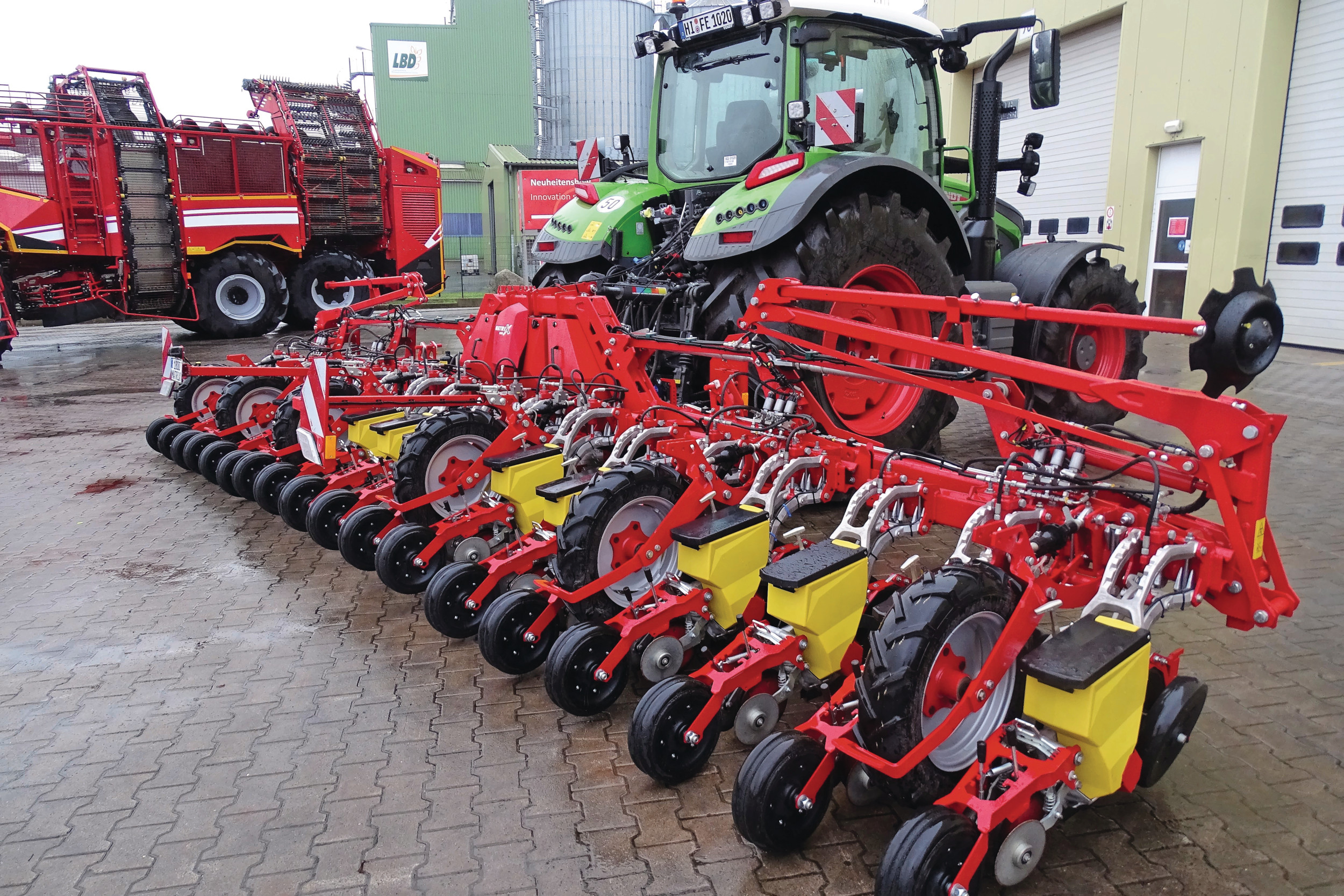 Bij de nieuwe Grimme Matrix-bietenzaaiers zijn de veren optioneel te vervangen door hydraulische cilinders. De druk is dan traploos vanuit de cabine instelbaar. – Foto: Martijn Knuivers