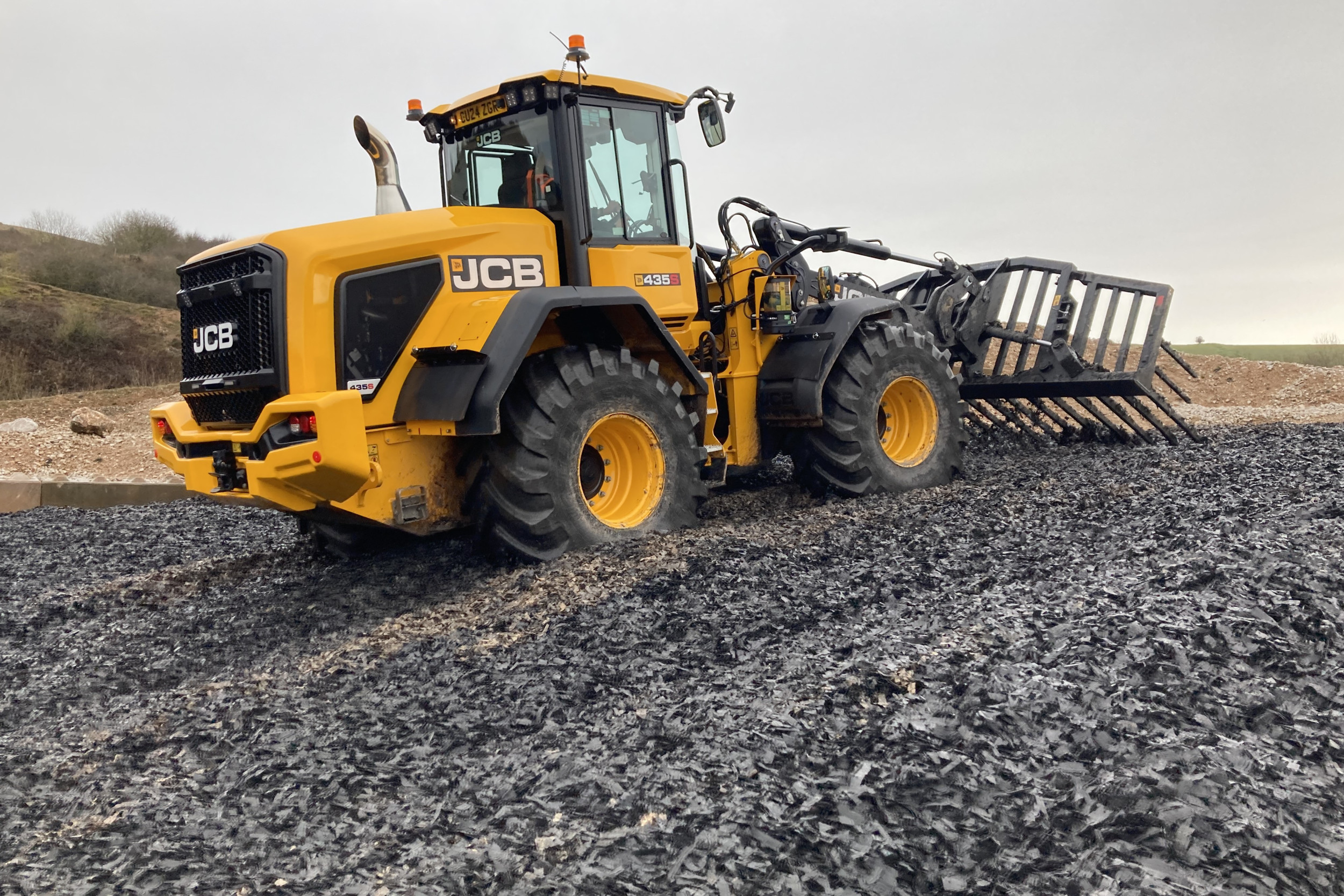 De JCB 435S-wiellader heeft meer motorvermogen, meer koppel en is voortaan leverbaar met joystickbesturing. - Foto's: Christian Juel Jørgensen