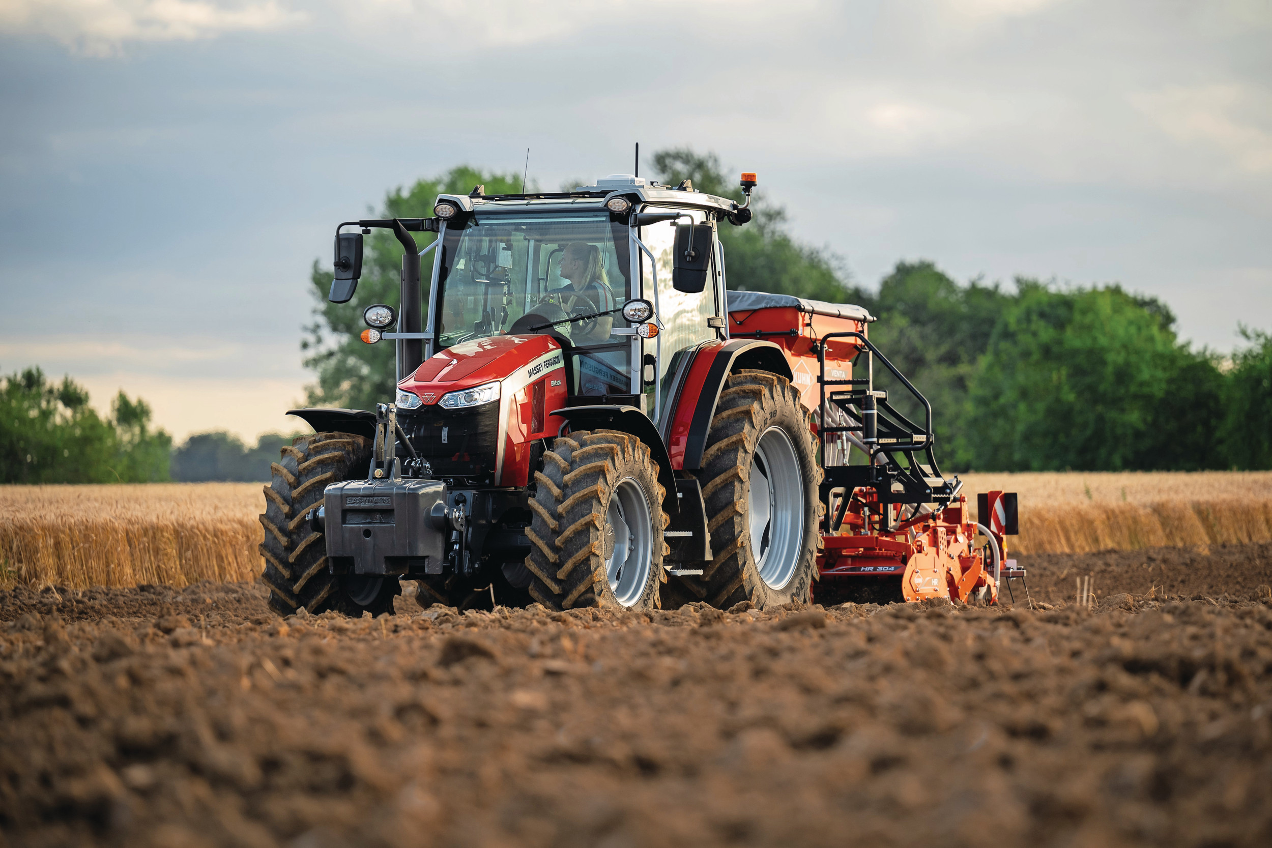 Massey Ferguson 5M-trekker. Zweegers Equipment Group kondigt een samenwerking aan met de Deense Massey Ferguson-dealer Sivertsen en het Deense Øbakke, distributeur van Takeuchi-graafmachines, Kramer-telescoopladers en Huddig-graaflaadmachines. – Foto: Massey Ferguson