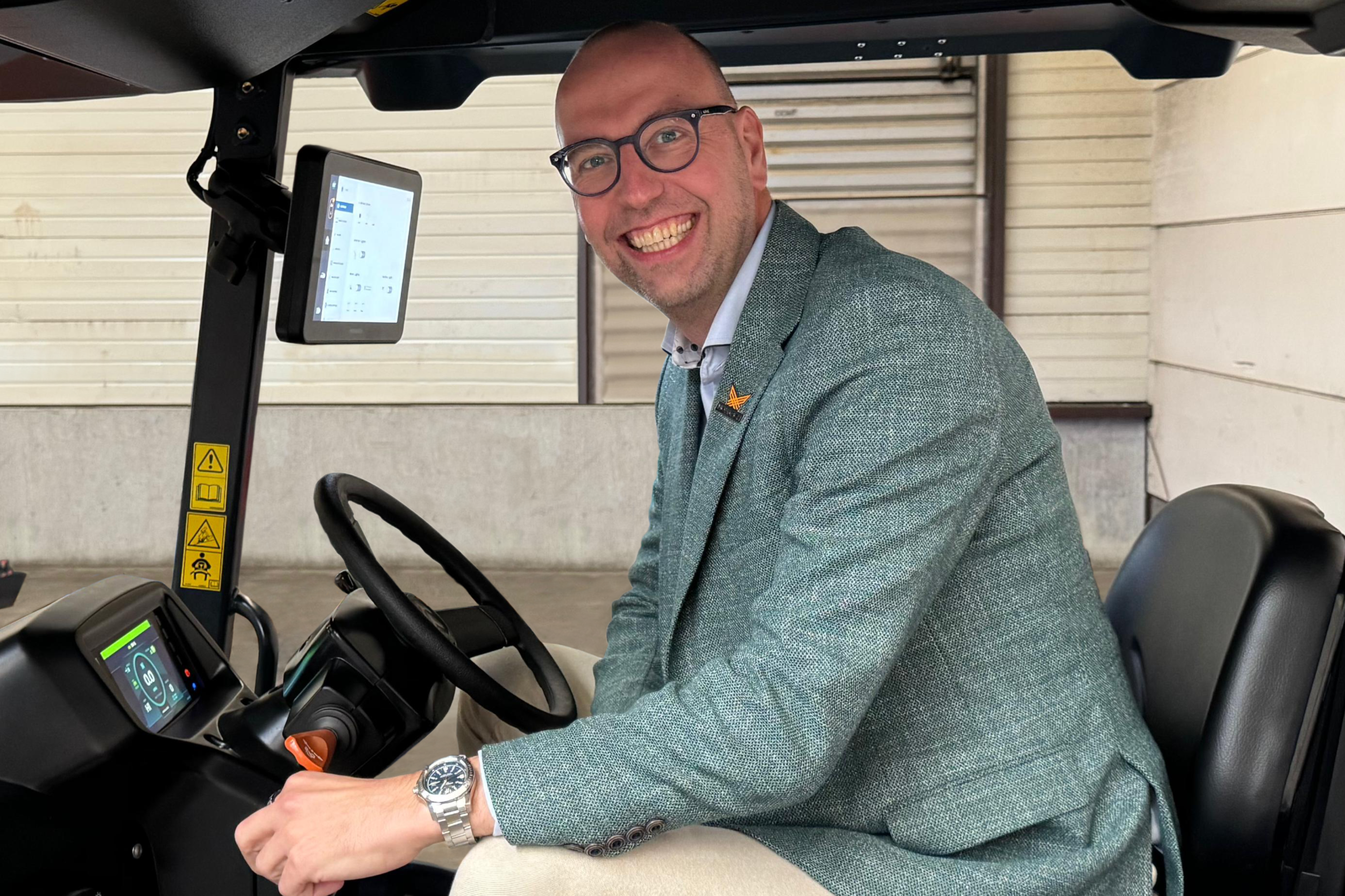 Cor Kramer (48) is vice-president dealer development en sales Noord-Europa bij het Amerikaanse Monarch Tractor, dat 100% elektrische autonome trekkers bouwt. “We zien een enorme vraag vanuit Europa. Als bedrijf dat impact wil maken, richten we ons op landen waar boeren én overheden deze belangrijke overgang naar duurzame landbouw ondersteunen." – Foto: Monarch Tractor