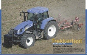 ‘Traploos blauw’ kopte TREKKER in 2006 boven de trekkertest van een TVT 170 (zie TREKKER nr. 209). De TVT 170 is het een-na-grootste model uit de serie. In feite startte New Holland met bewezen techniek. Weliswaar via Case IH en Steyr, maar een betere start kun je je niet wensen. Motorisch scoort-ie prima waardes. De Sisu-motor levert op papier 195 pk (143 kW). De aftakasrem meet 126,7 kW, waarvan 10,1 kW afkomstig via de boost. Er wordt een koppelstijging gemeten van 50% bij 33% toerendaling. De Sisu wil dus wel. Qua verbruik zit de TVT aan de gunstige kant van het gemiddelde. De efficiëntie van de traploze transmissie is prima, met een verlies van 10%. Tijdens transport rijdt de TVT feilloos, maar op het land is er kritiek op de soms nerveuze aansturing. De hef tilt ruim 8,4 ton onderin en ruim 9,5 ton bovenin. Ook de hydrauliek is voor dit kaliber trekker prima (106 l/min door twee ventielen). het geluidsniveau in de cabine is gemiddeld met 77 dB(A). Maar vooral het formaat van de cabine met een lage dakrand, krijgt kritiek. Chauffeurs langer dan 1,85 meter of met een fors postuur voelen zich in de TVT niet meteen thuis.