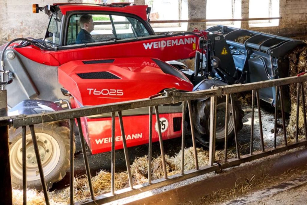 De breedte en hoogte van de compacte Weidemann T6025-verreiker zijn beide minder dan 2 meter. Handig voor gebruik in krappe ruimtes.