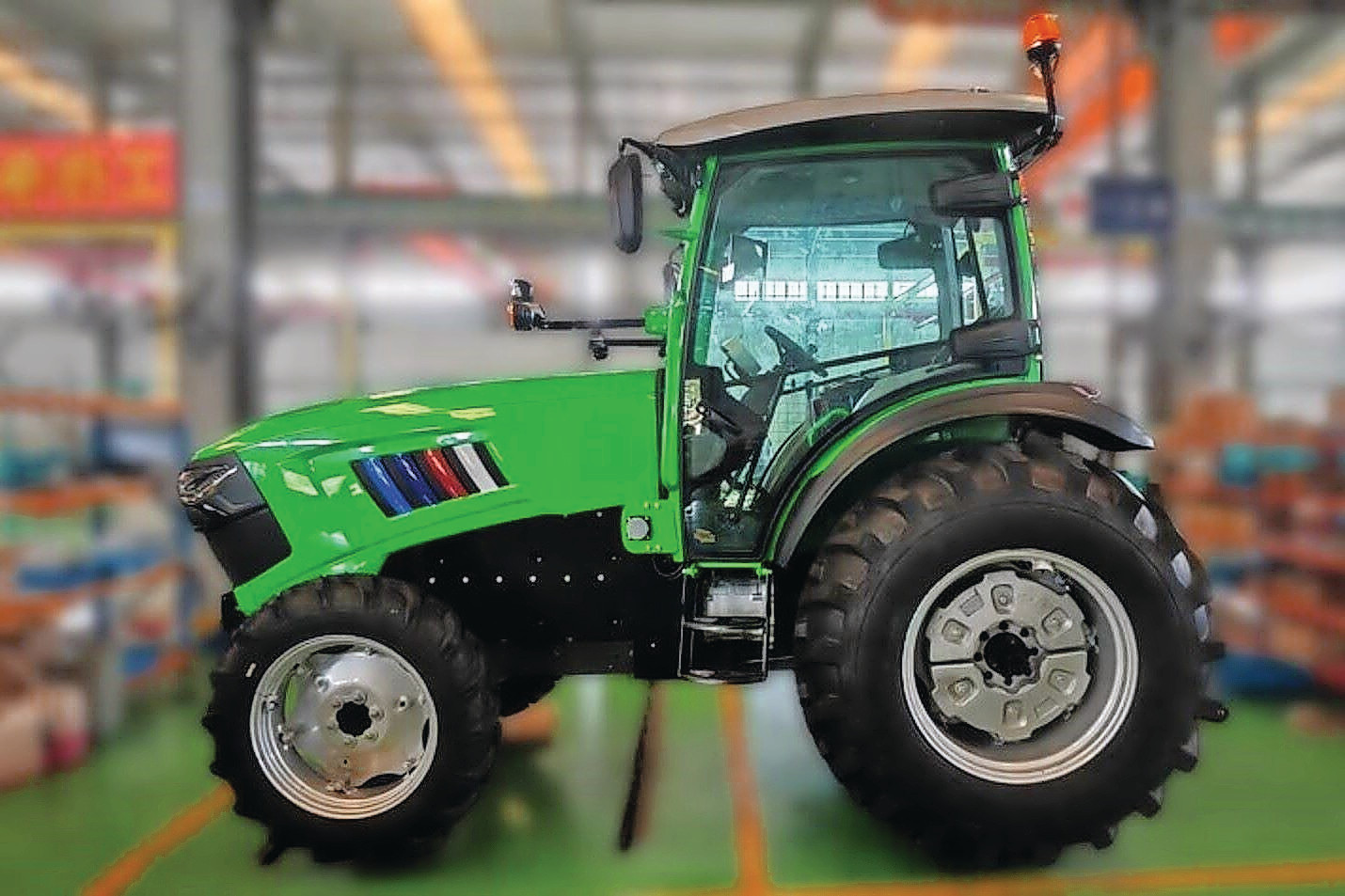 De Chinese start-up ZSHX Advanced Tractors heeft in vier jaar tijd een productierijpe elektrische trekker ontwikkeld. De fabrikant is van plan om de eerste modellen in het voorjaar van 2025 in Duitsland te presenteren. – Foto: ZSHX Advanced Tractors