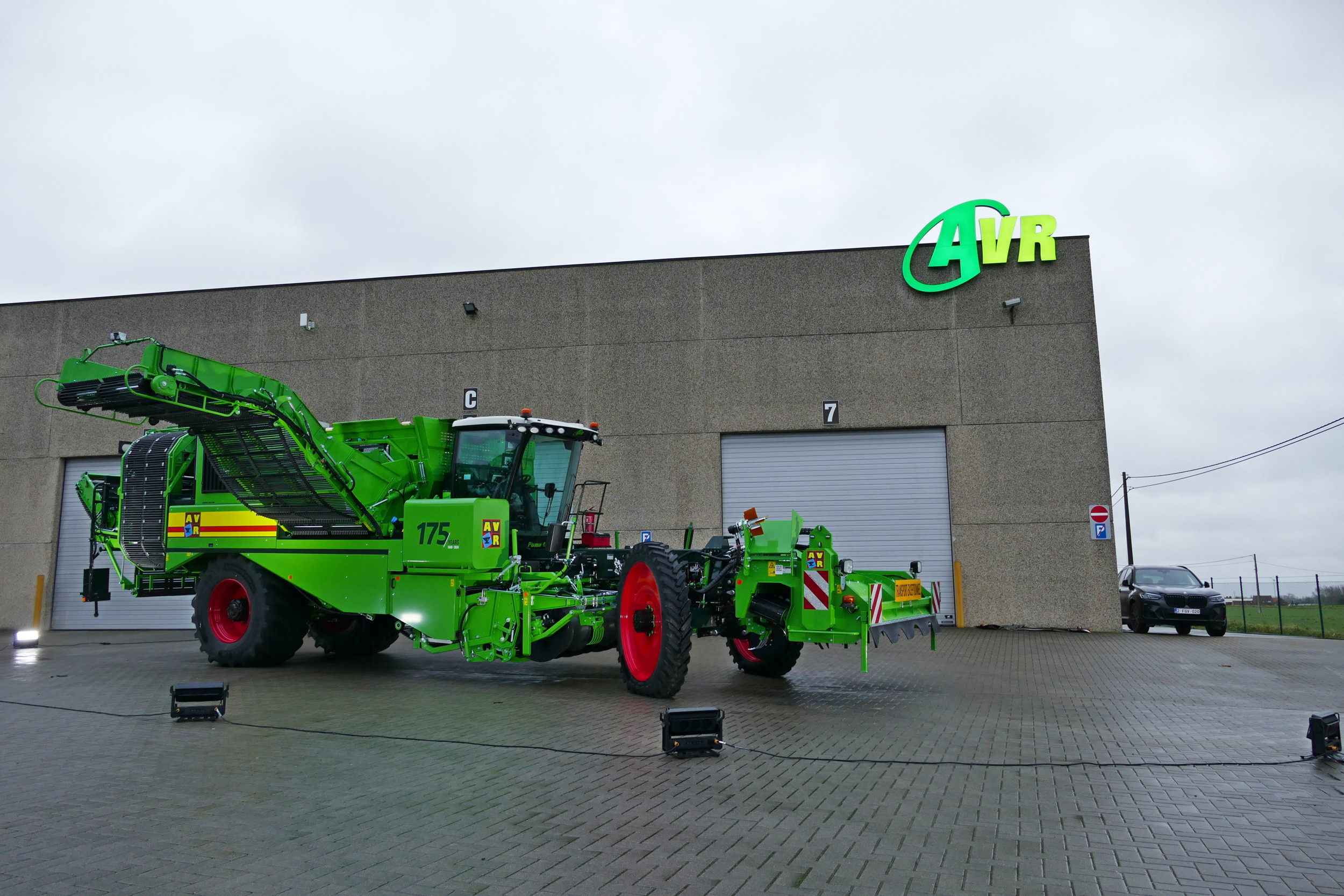 AVR Machinery bestaat 175 jaar. Daarom is de Puma-aardappelrooier uitgevoerd in de kleuren en logo’s zoals het Belgische familiebedrijf voerde tot de overname door Netagco. – Foto’s: Martin Smits