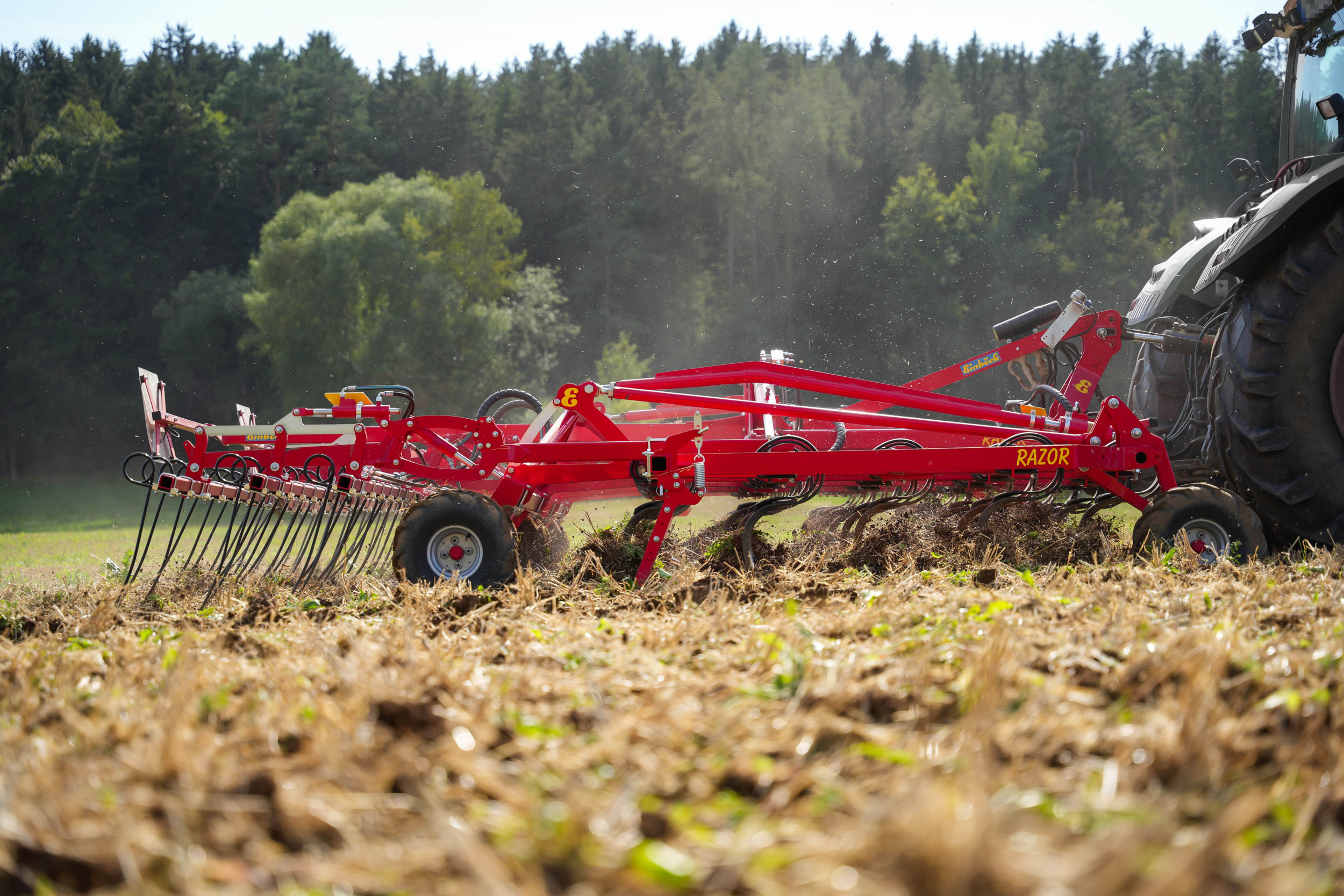 De Razor-cultivator van Einböck werkt zo diep als nodig en niet meer. De werkdiepte is hydraulisch in te stellen. Je kunt kiezen uit diverse looprollen aan de achterkant, of loopwielen met trekkerbandprofiel. Ook aan de voorkant zijn loopwielen gemonteerd, omdat een juiste werkdiepte belangrijk is bij een ondiepe grondbewerking. – Foto’s: Einböck