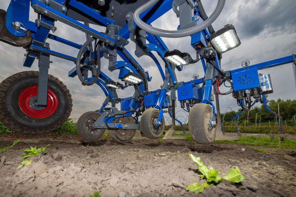 De E-Vario Weeder schoffelt cameragestuurd in de rij. Via de camerasoftware worden de cultuurplanten herkend, zodat de schoffel nauwkeurig de rij blijft volgen. De machine schoffelt zowel tussen als in de rij.