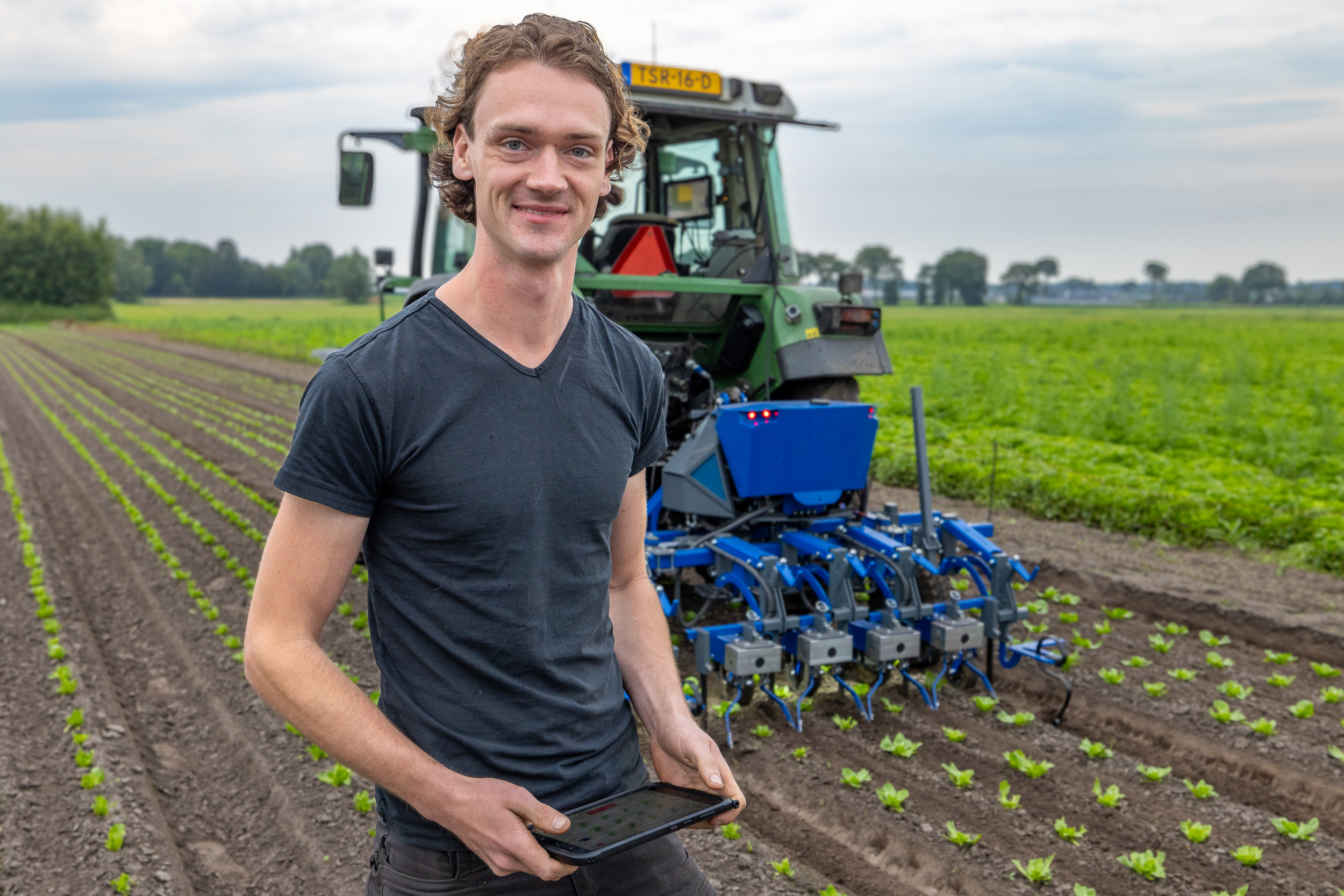 Agco-importeur Mechan gaat samen met Eerke Lauwen de E-Vario Weeder in Europa vermarkten. Lauwen is de bedenker van deze cameragestuurde, elektrisch aangedreven schoffelmachine. – Foto’s: Peter Roek