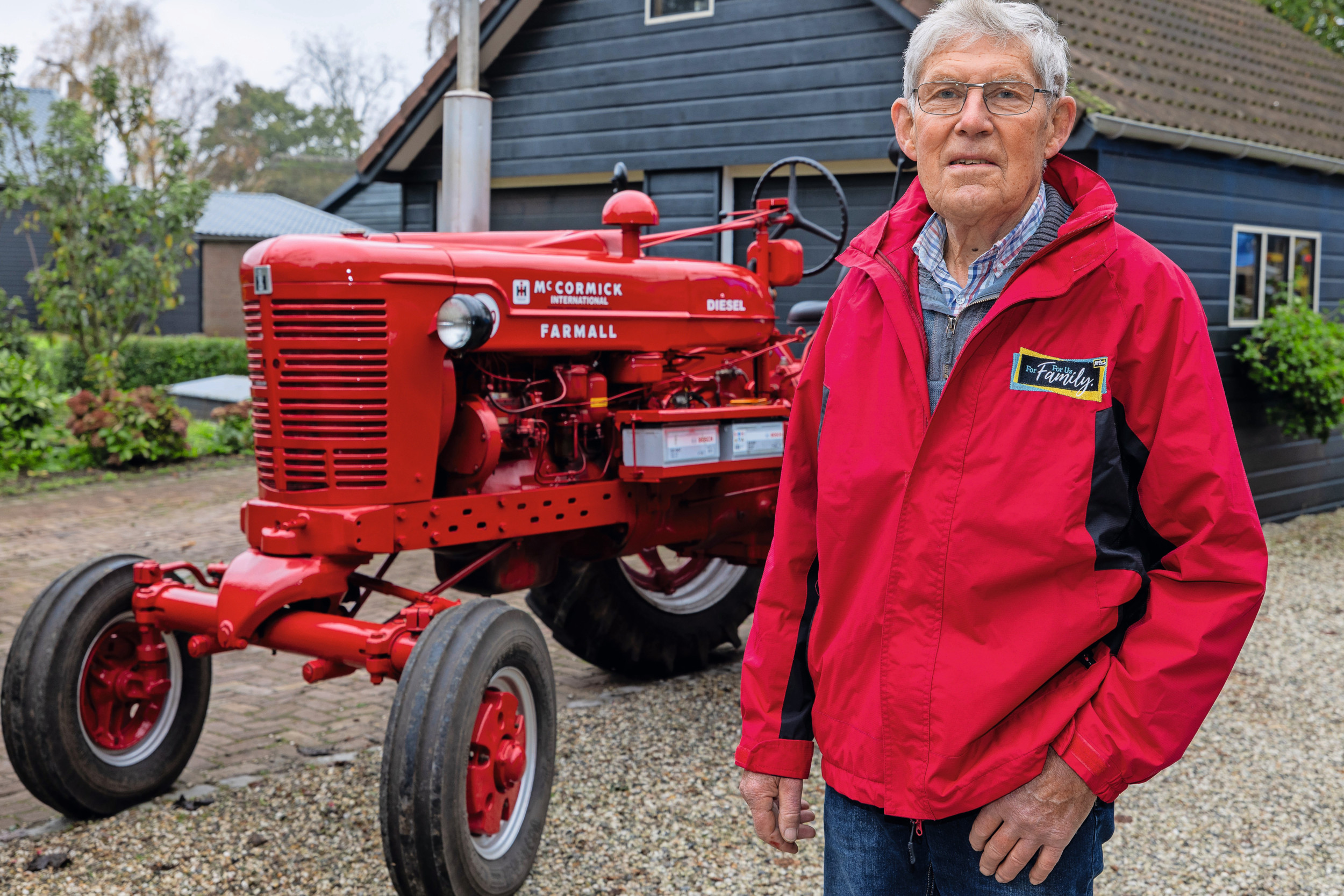 Jan Hollebrandse in Teteringen (N.-Br.) is de trotse eigenaar van een D36 McCormick Farmall. Eerst gebruikte hij er een Rumptstad achter, daarna een Lemken-wentelploeg. “Best een moeilijk ploegje, maar dat geeft ook veel voldoening.“ - Foto: Peter Roek