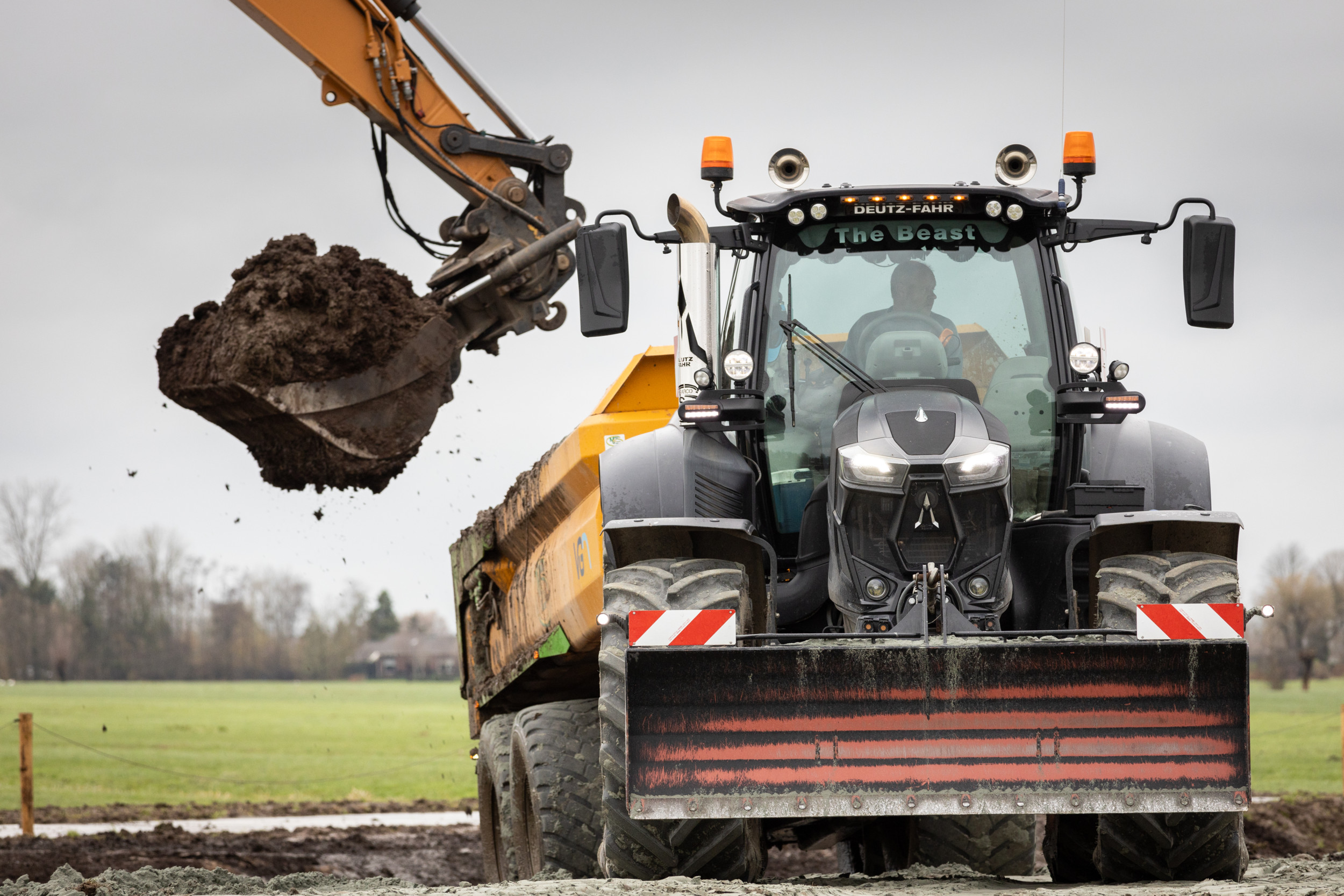 Deutz-Fahr vernieuwde de laatste jaren stapsgewijs de nogal omvangrijke Agrotron 6-serie. Voor deze trekkertest heeft TREKKER model 6190 TTV gekozen, met maximaal 192 pk. – Foto’s: Bob Karsten