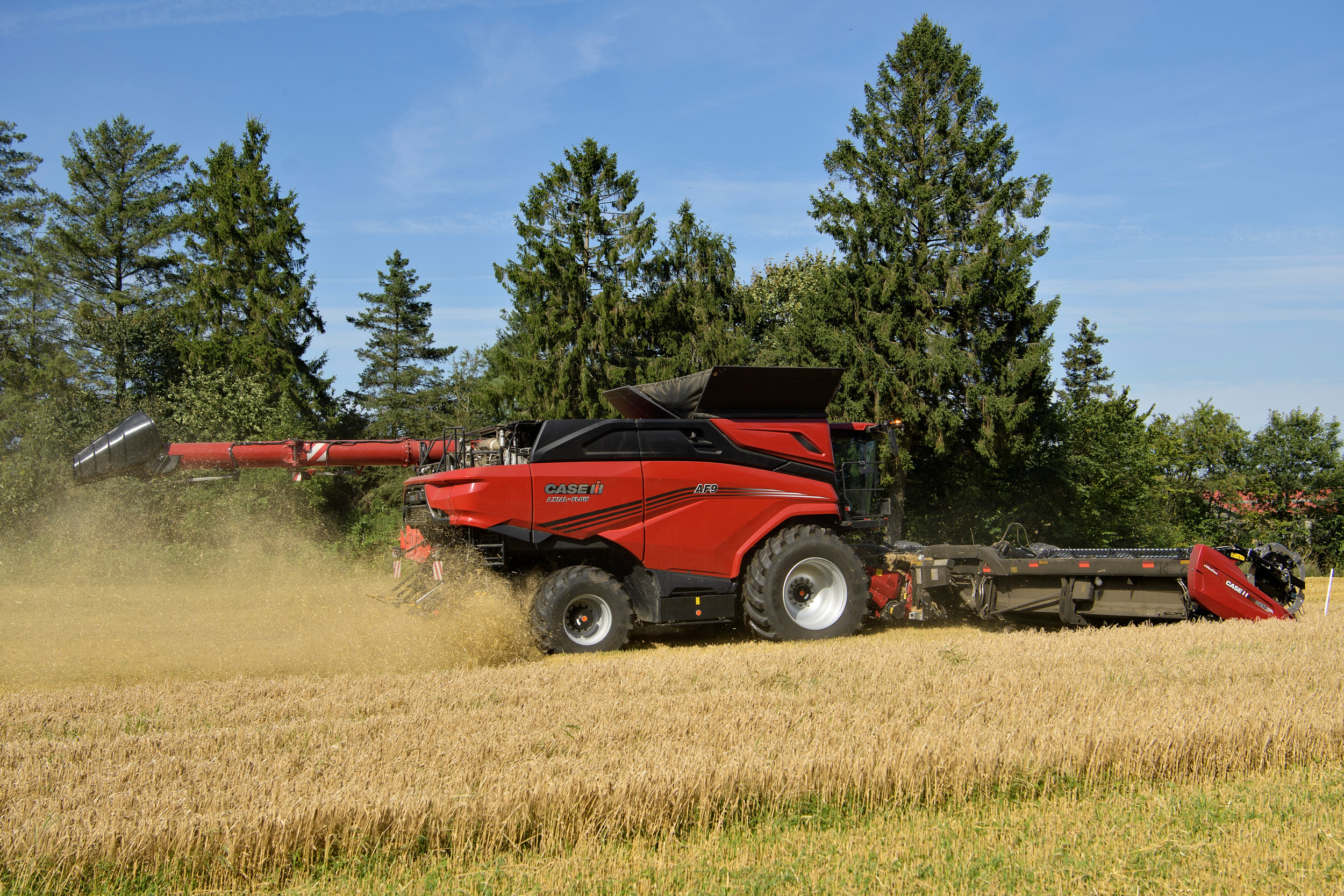 In de Case IH AF9-maaidorser gebruikt de machinefabrikant maar één dorsrotor. Die is vooral langer dan de rotors in de huidige machines. TREKKER zag nog voor de officiële presentatie een Case IH AF9-maaidorser al aan het werk tijdens een testronde in de zomer van 2024. – Foto’s: Lars Holm