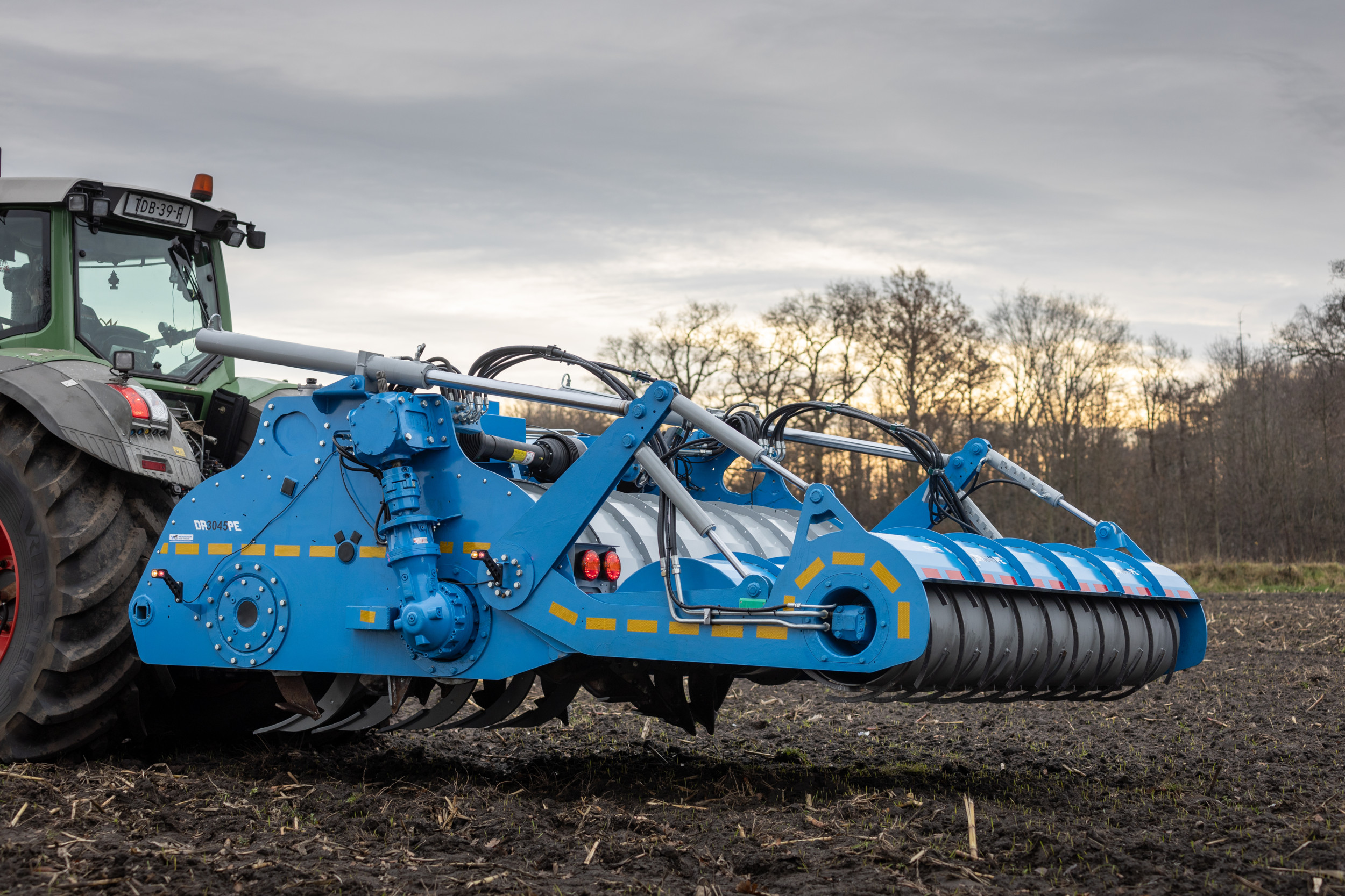 Machinebouw Oost Twente ontwikkelde een machine met twee rotoren achter elkaar die elk 90 omwentelingen per minuut draaien. De eerste rotor schept de grond los, de tweede rotor kan de losse grond beter mengen en verdelen. Kort gezegd: twee roterende spitmachines in één, inclusief een diepwoeler. – Foto’s: Bob Karsten