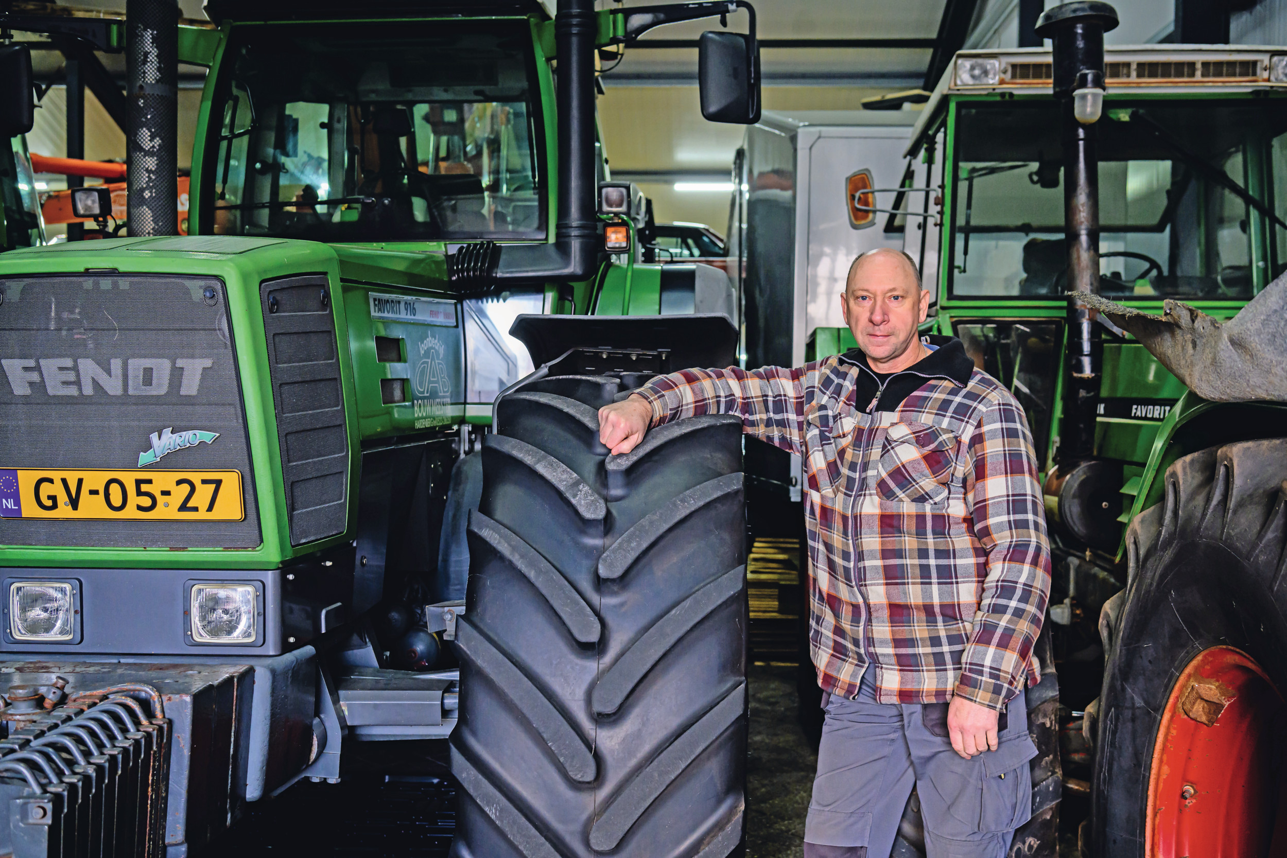 André Bouwmeester, loonwerker en kraanmachinist in Hoogenweg (Ov.), is een echte liefhebber van Fendt-trekkers. “Voor mijn tijd waren er ook wel andere merken op het ouderlijk loonbedrijf, maar ik kende altijd de Fendts. Dan wordt je er vanzelf een beetje gek mee.” – Foto: Frank Uijlenbroek