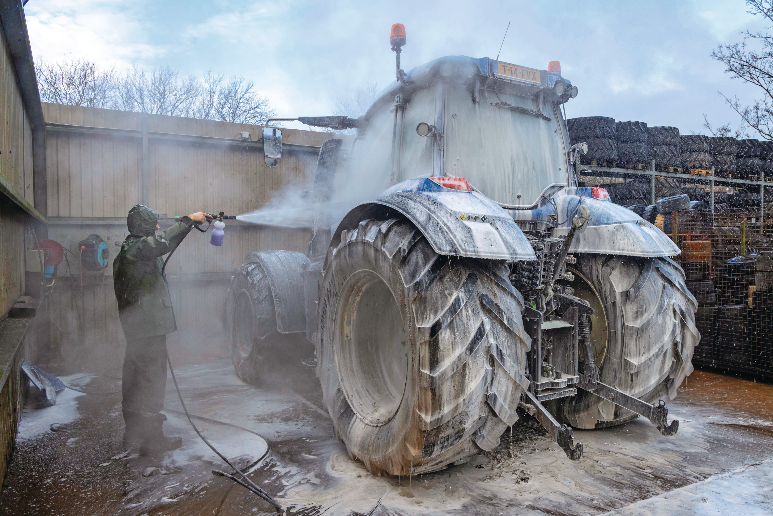 Een grondige reiniging van de trekker bestaat uit drie fases: schoonmaken, polijsten dan wel poetsen, en het aanbrengen van een goede beschermlaag. In dit artikel over het onderhoud van je trekker focussen we op het reinigen van de machine aan de buitenzijde. – Foto’s: Koos Groenewold