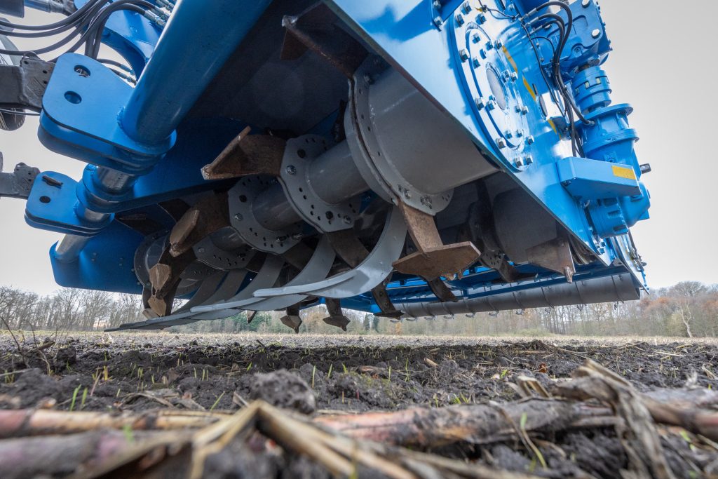 Hier in beeld: de vijf woeltanden (hier nog grijs), die de grond oplichten en opbreken, voordat de voorste rotor de grond losmaakt. De voorste rotor telt zes rijen met stelen, de achterste telt er zeven.