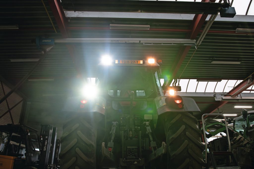 Deze Fendt van Steenbergen Mechanisatie in Numansdorp (Z.-H.) werd ter gelegenheid van dit artikel omgebouwd naar ledverlichting. Het verschil tussen de ledlampen aan de linkerkant en halogeen aan de rechterkant is goed te zien. De heldere, witte kleur helpt bovendien ’s nachts tegen vermoeidheid, omdat het daglicht nabootst.